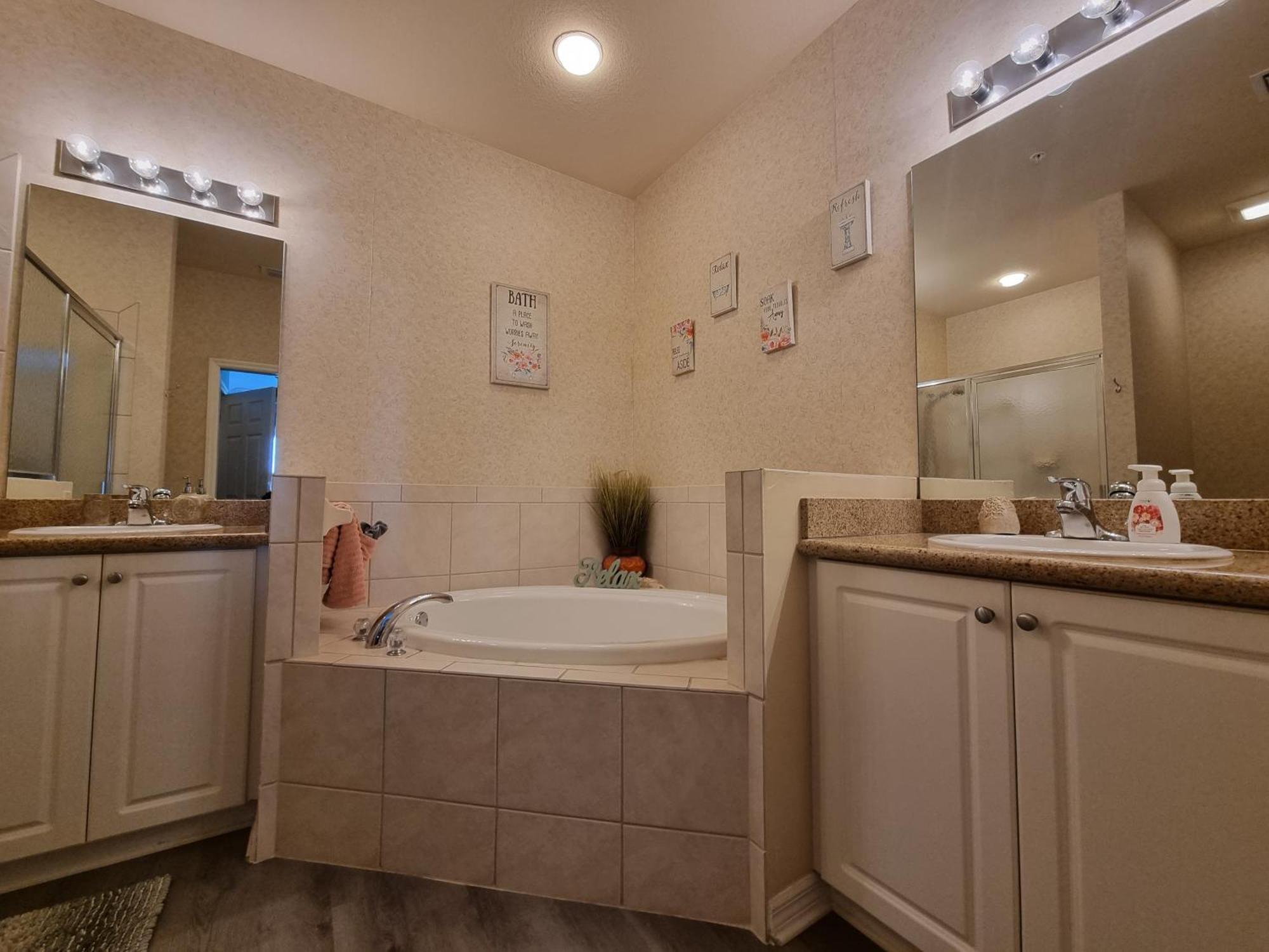 Apartment Stunning 2-bedroom Den In Greenlinks *