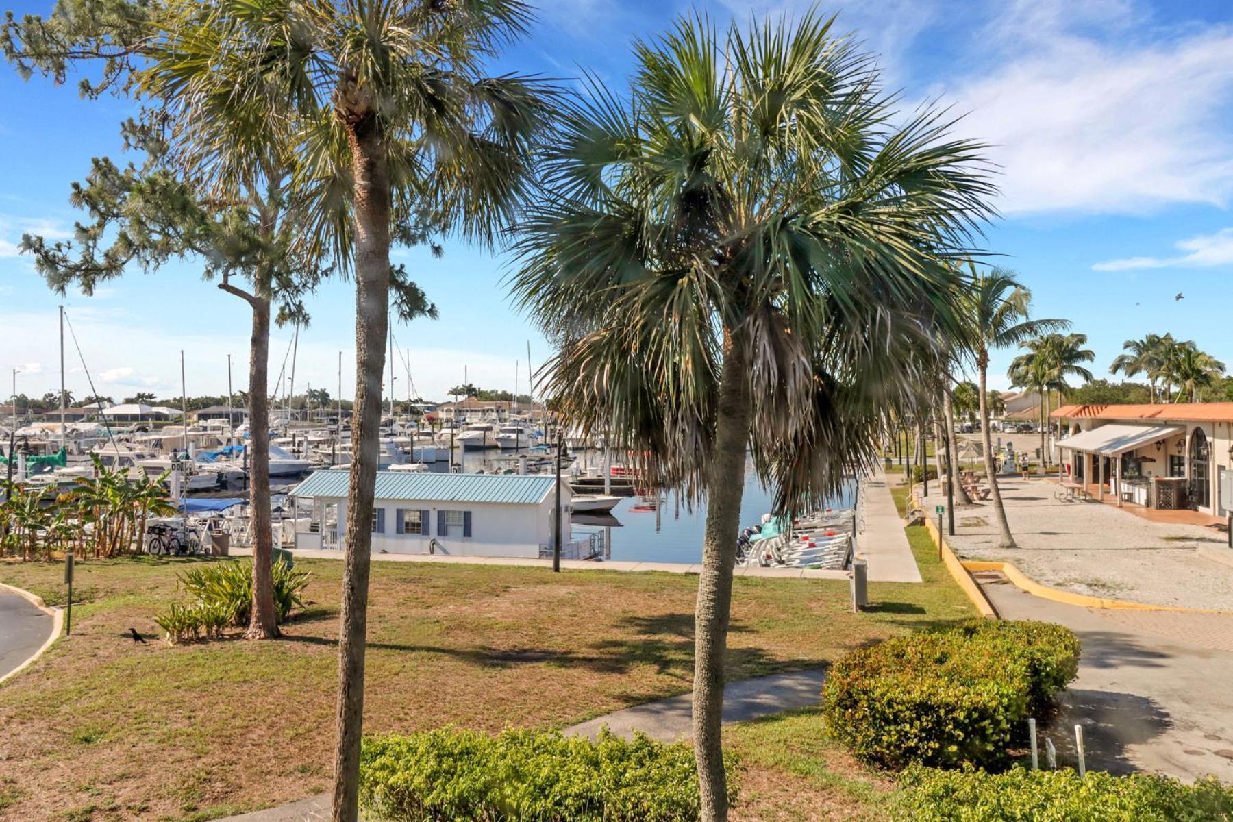 Marina Getaway On The Water! Apartment