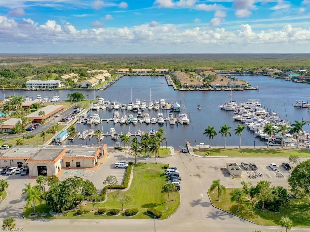 Marina Getaway On The Water! Apartment *