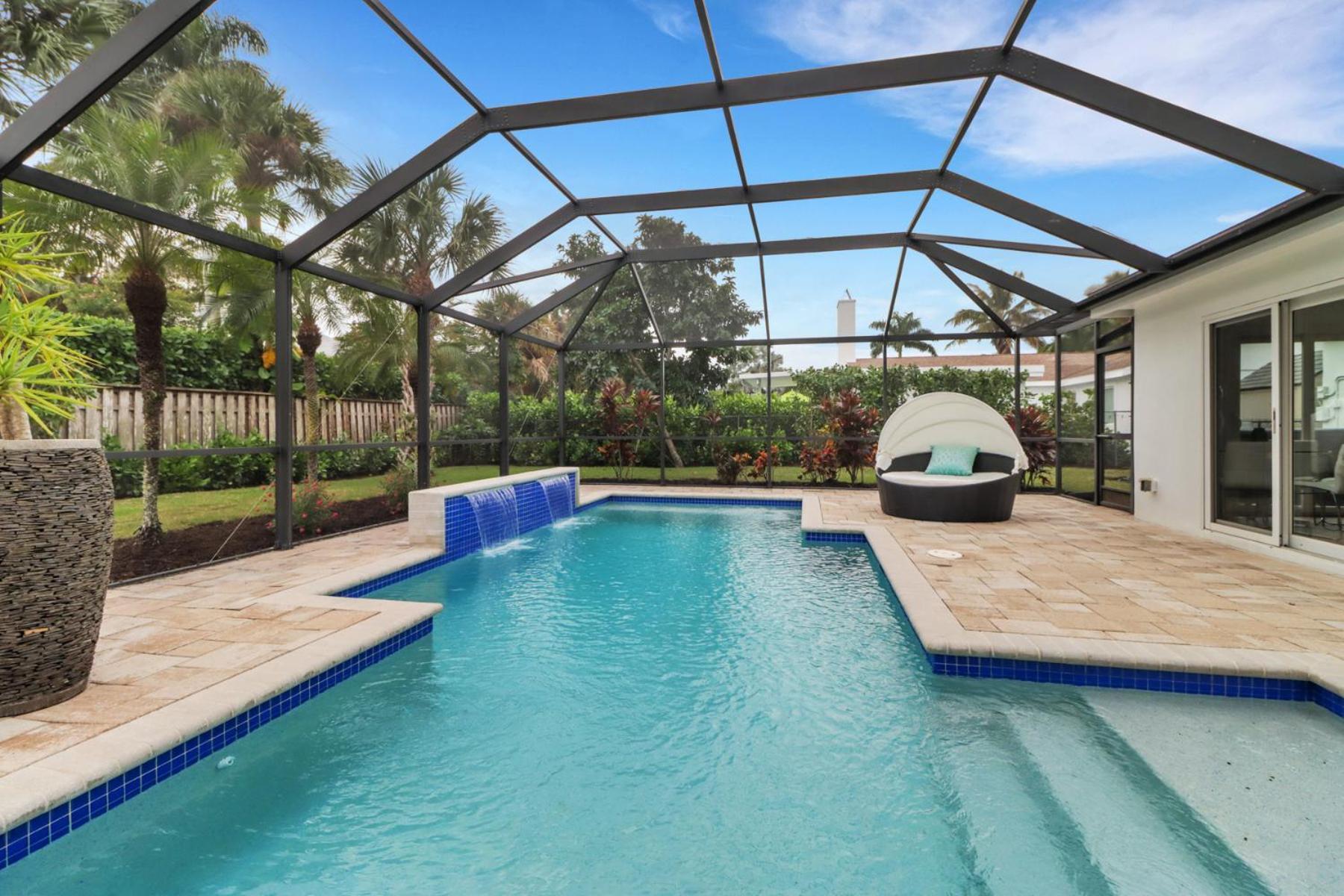 Pool In The Heart Of Naples! Holiday home Naples
