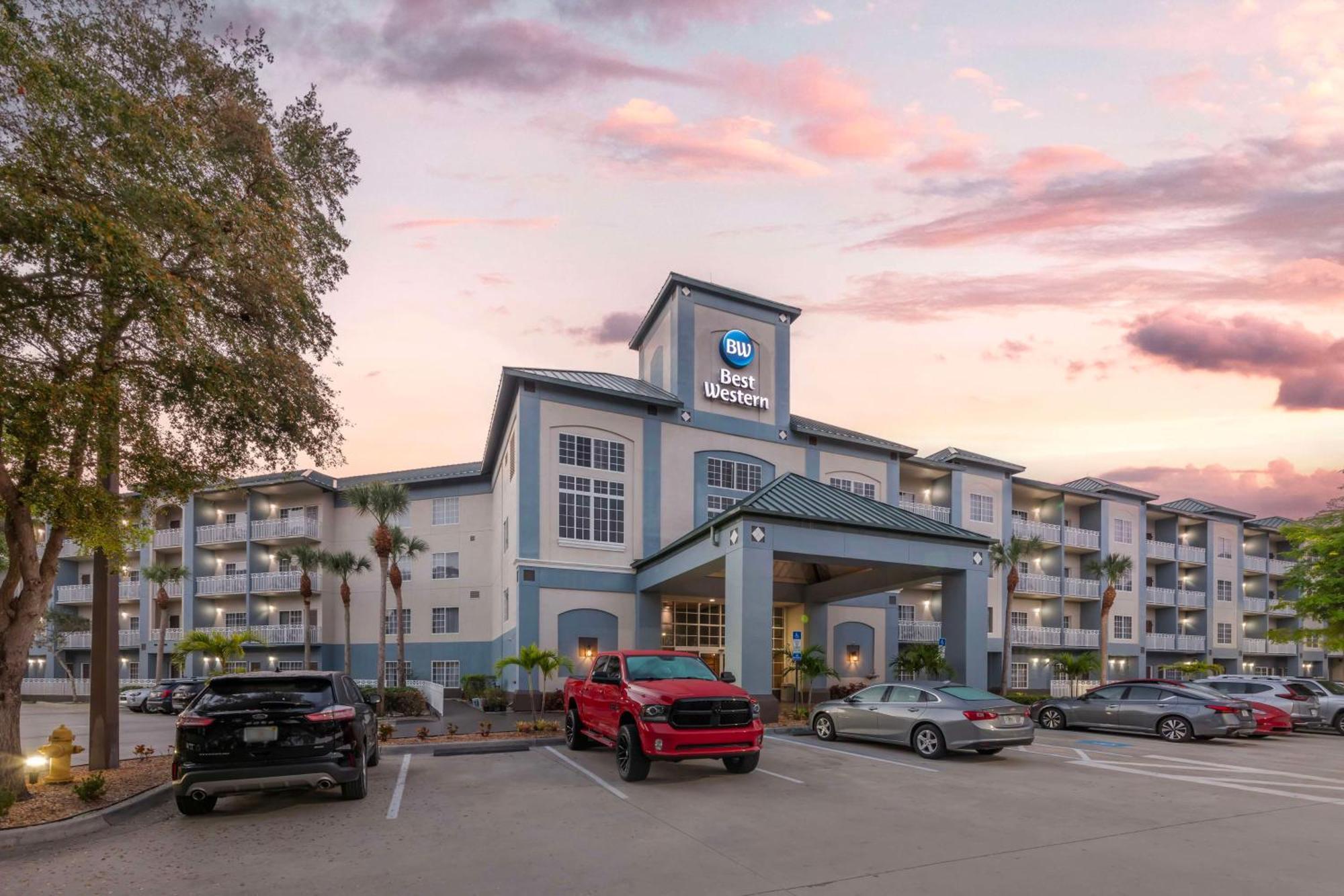Western Naples Plaza Hotel Vineyards