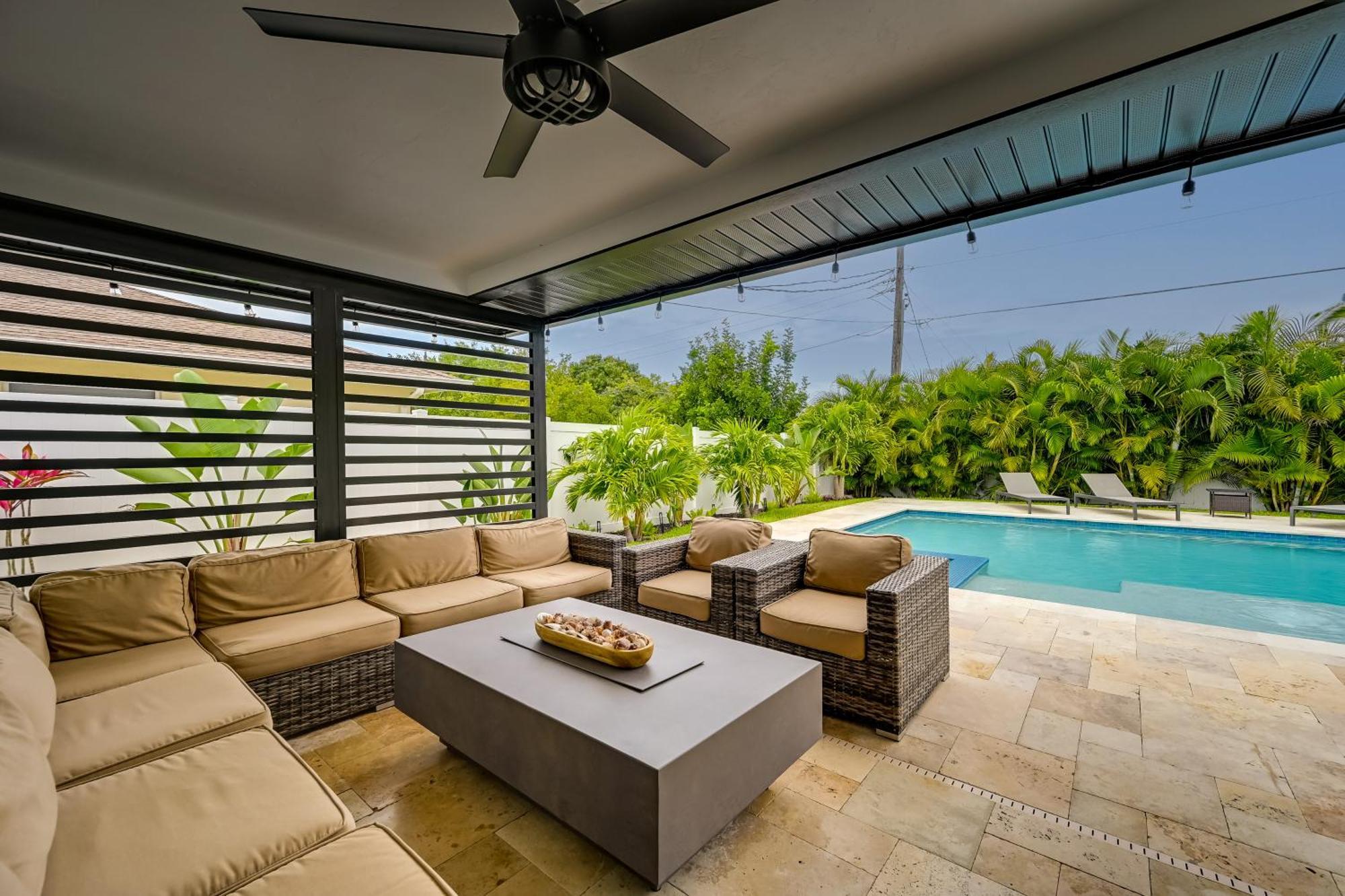 Holiday home Walk To Getaway With Pool In Naples!