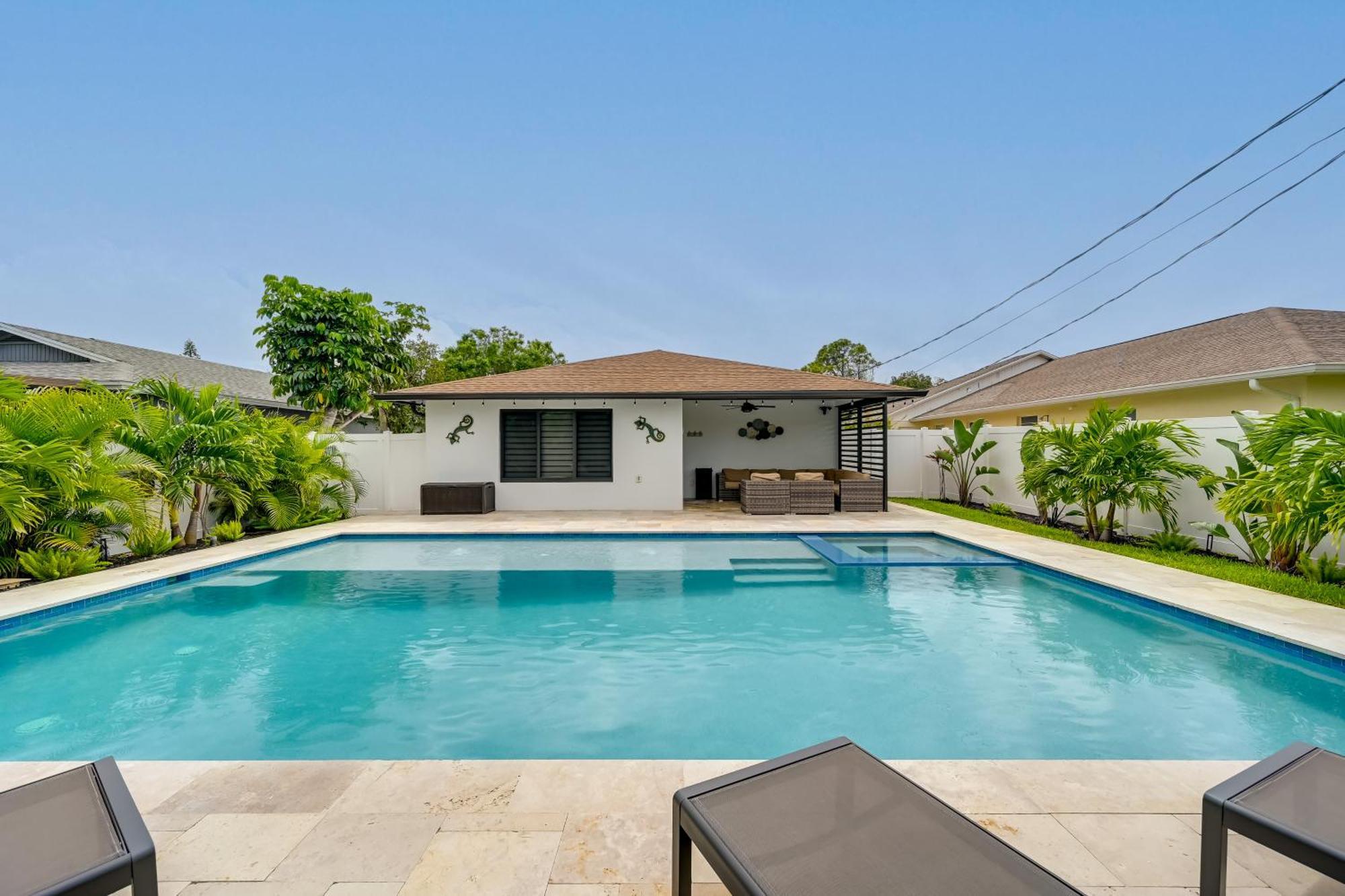 Walk To Getaway With Pool In Naples! Holiday home Naples