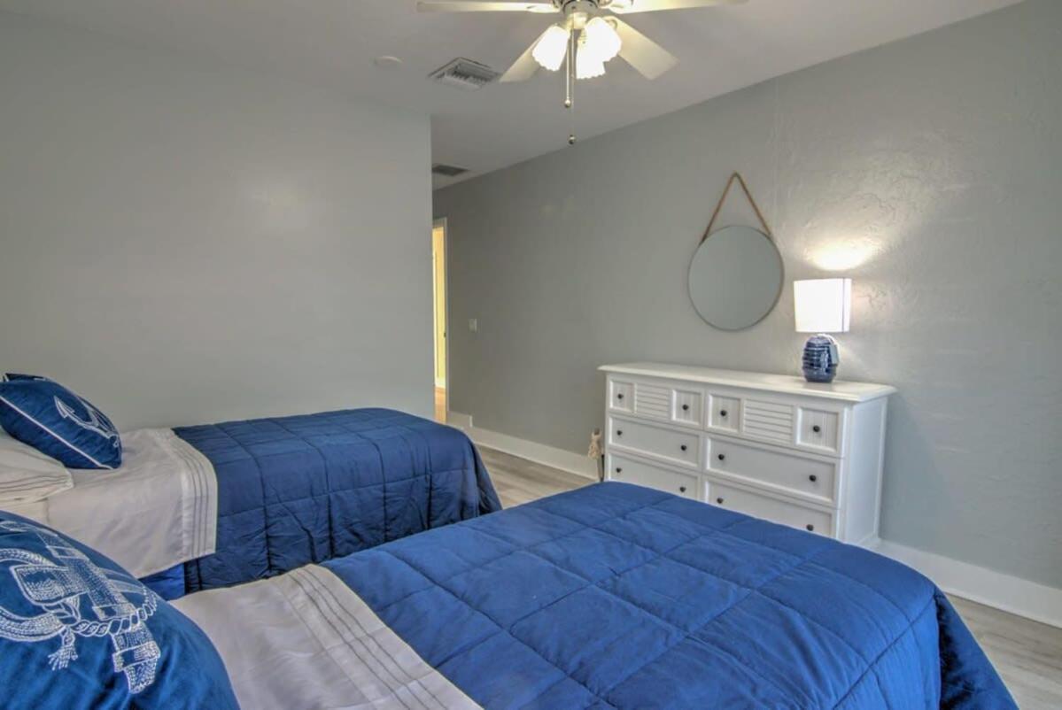 Newly Refurbished Park With A Heated Pool Holiday home Naples