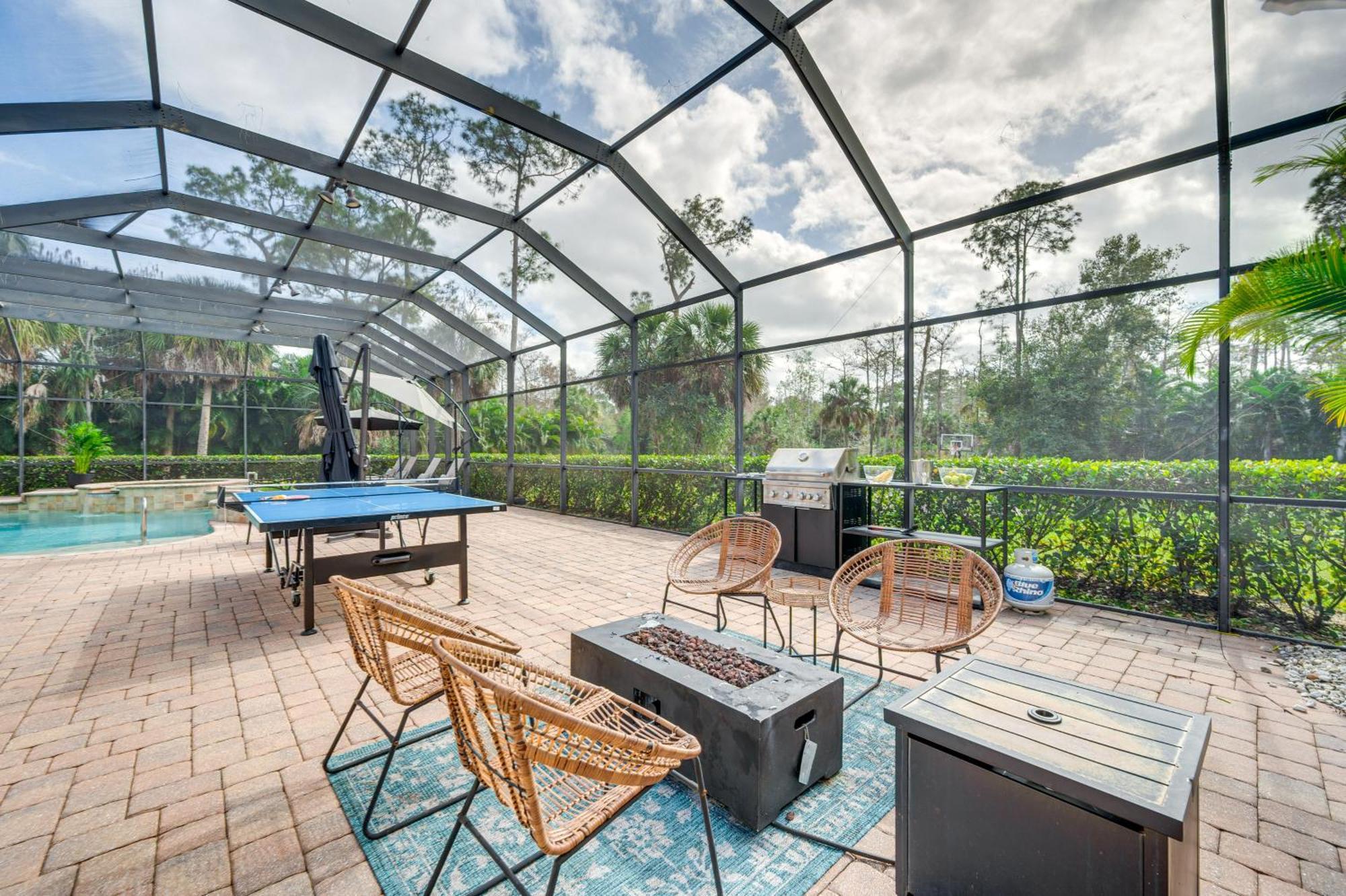 Luxury House With Private Acreage - Near Golfing! *