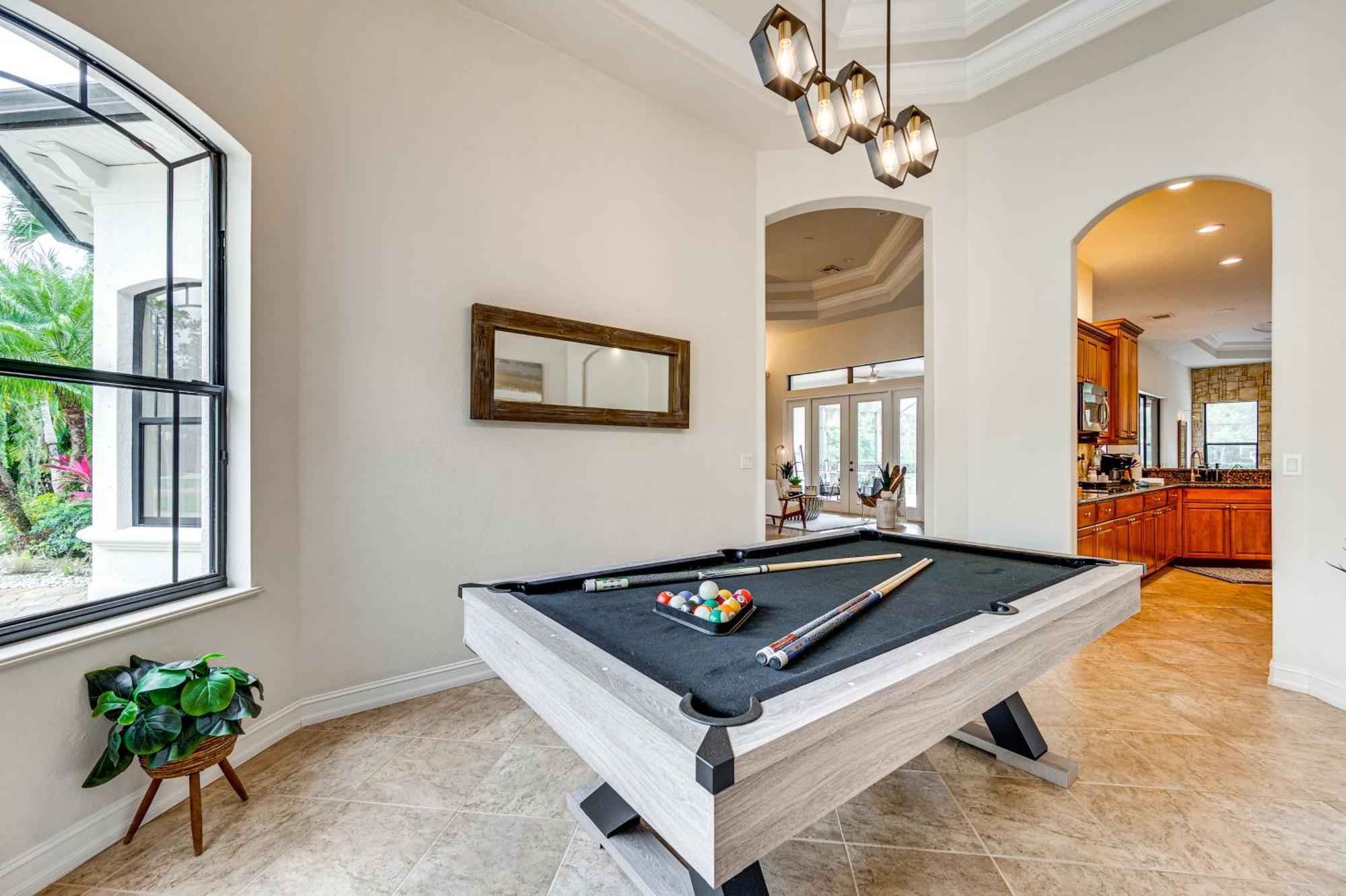Luxury House With Private Acreage - Near Golfing! *