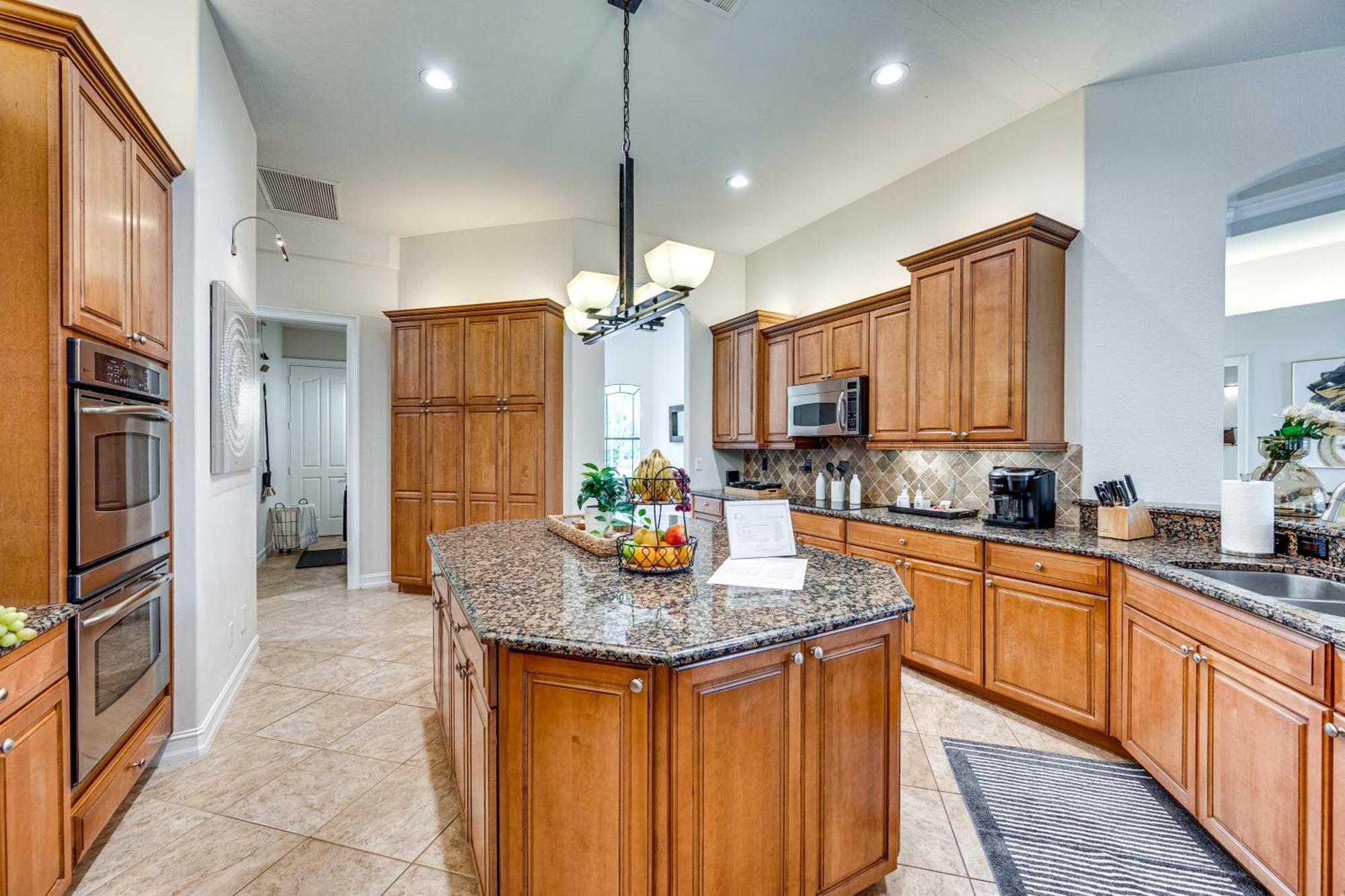 Luxury House With Private Acreage - Near Golfing! Holiday home