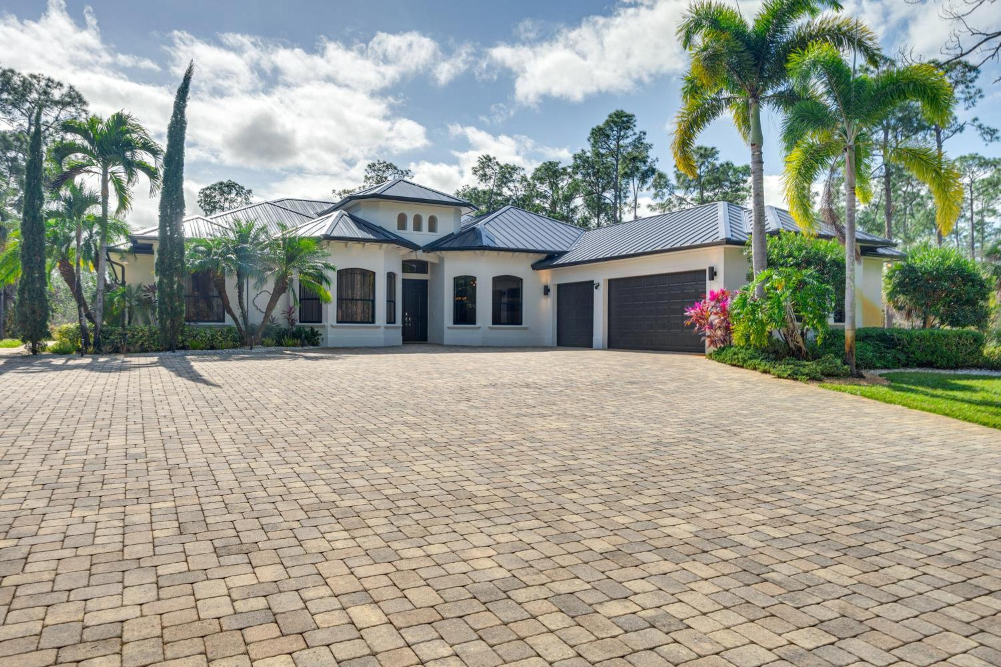Luxury House With Private Acreage - Near Golfing! Holiday home