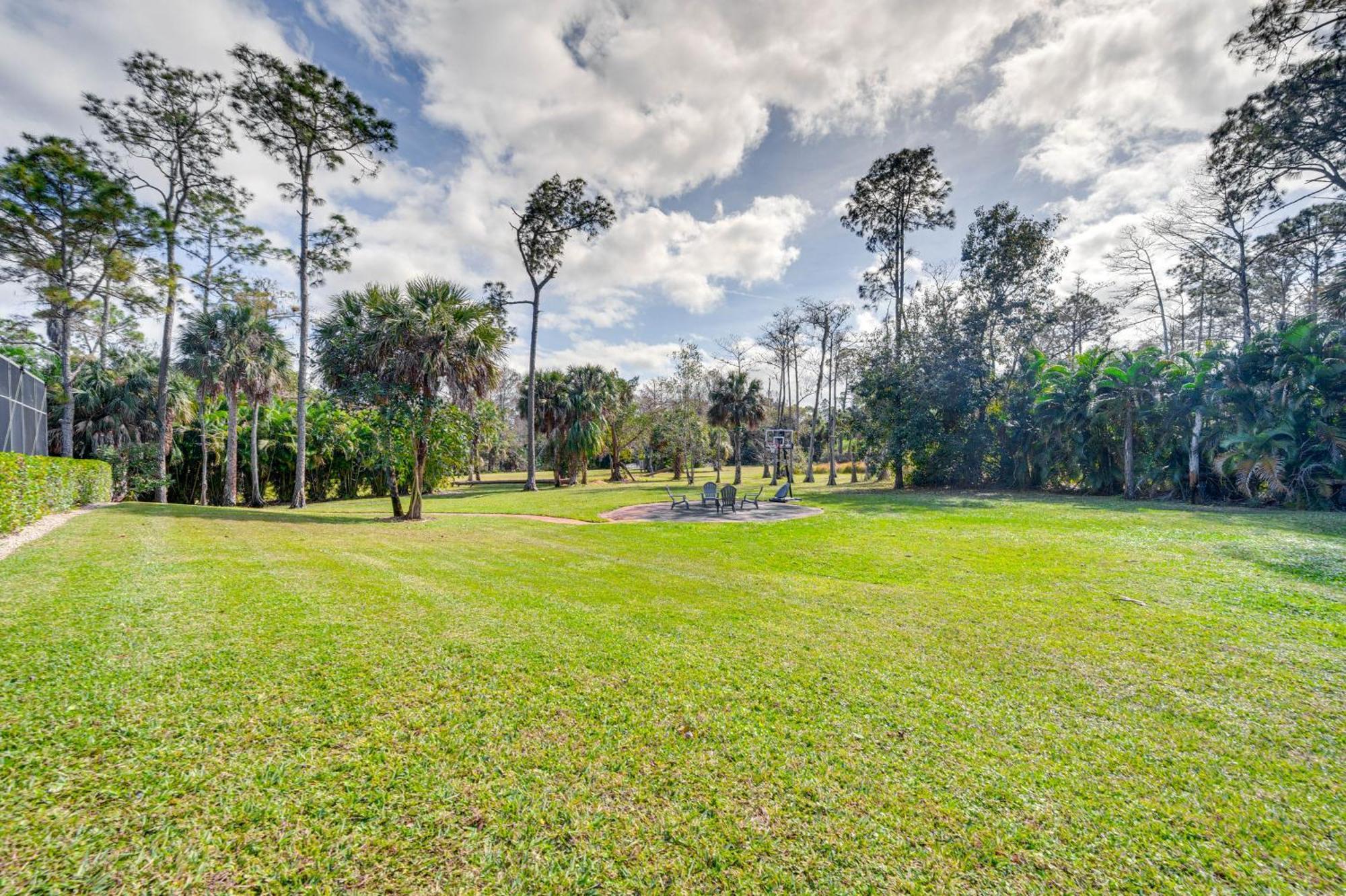 Holiday home Luxury House With Private Acreage - Near Golfing! *