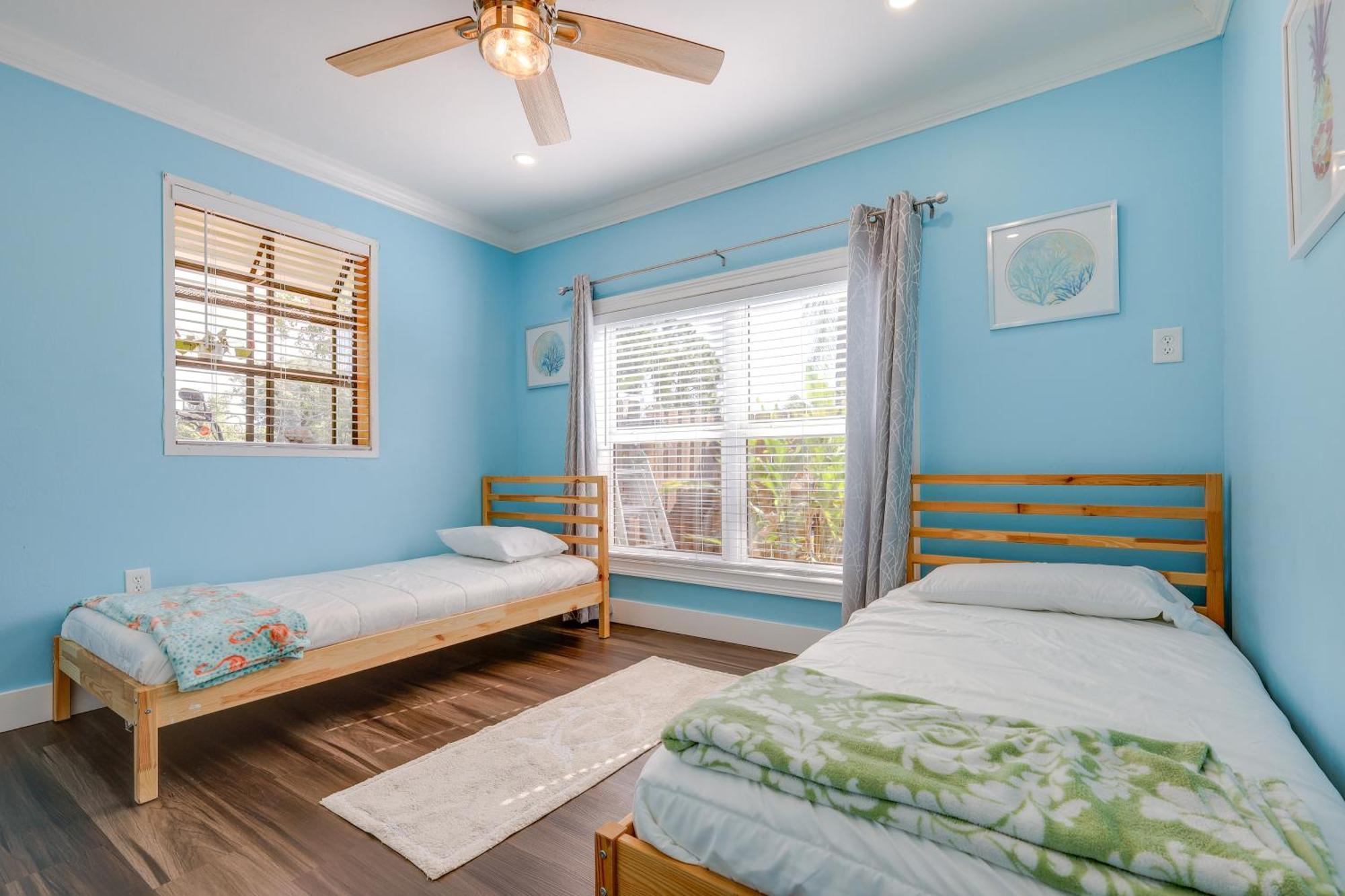 Tropical With Yard Near Beaches! *