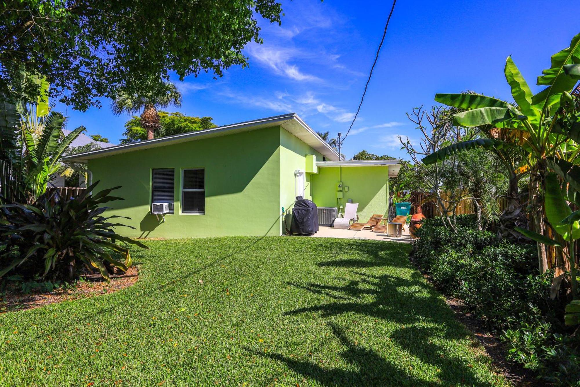 Tropical With Yard Near Beaches! * Naples