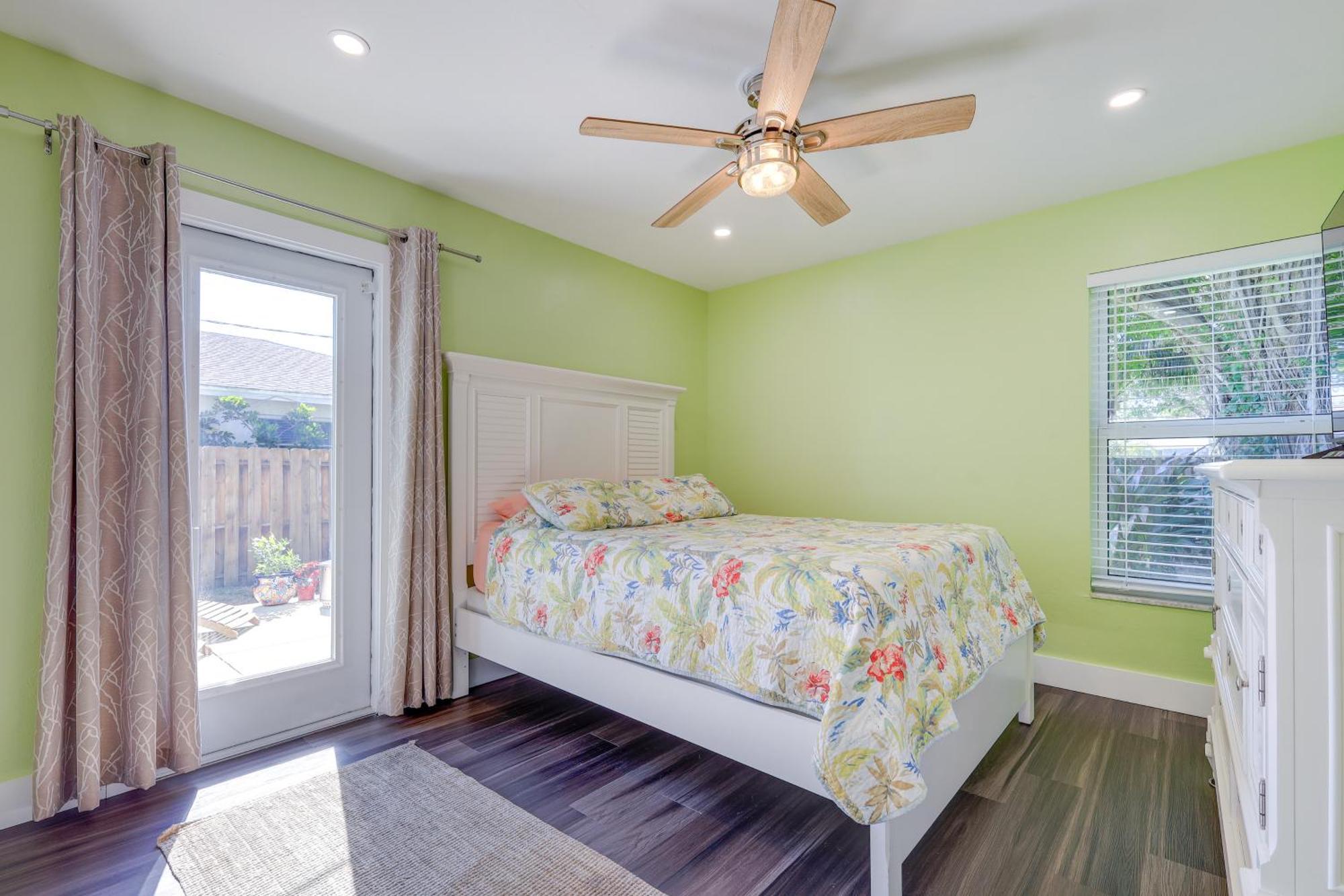 Holiday home Tropical With Yard Near Beaches! *