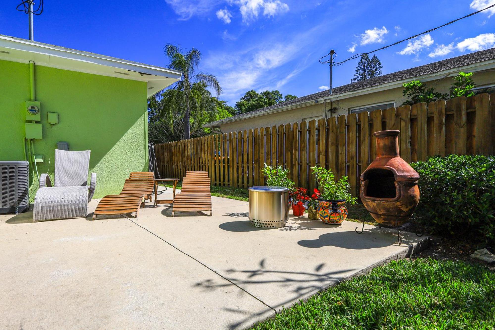 Tropical With Yard Near Beaches! *
