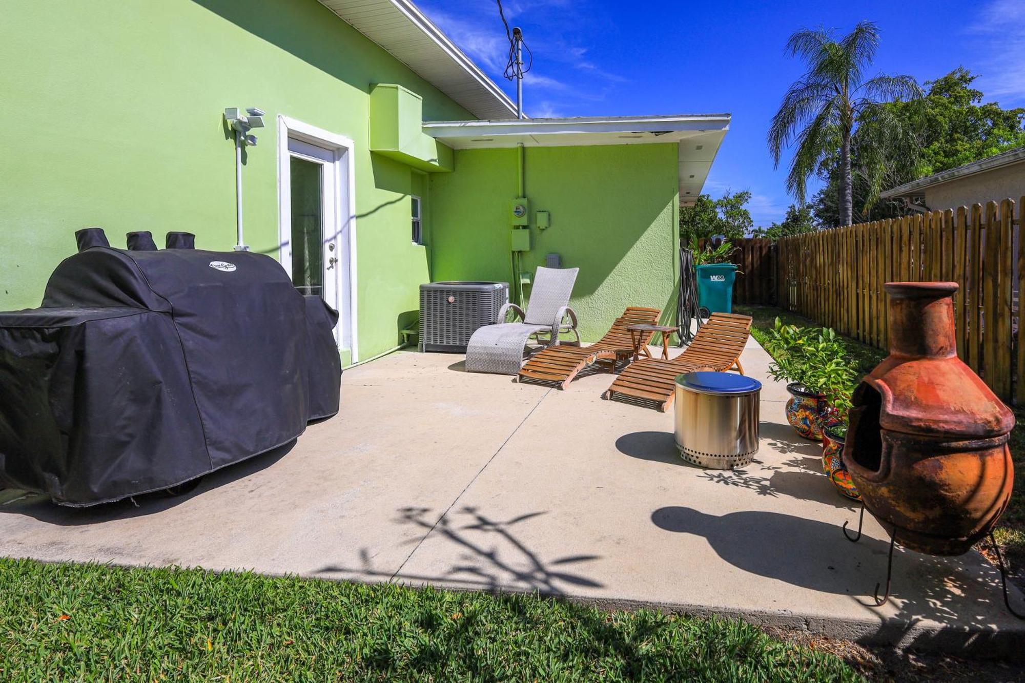 Tropical With Yard Near Beaches! Holiday home Naples