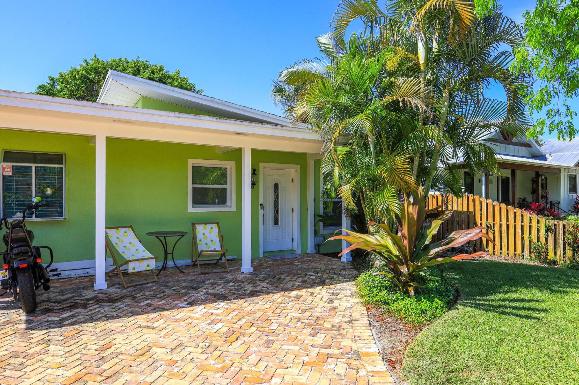 Tropical With Yard Near Beaches! Holiday home *