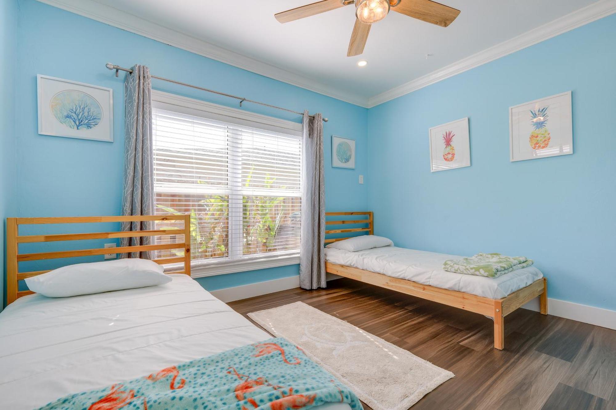 Tropical With Yard Near Beaches! *