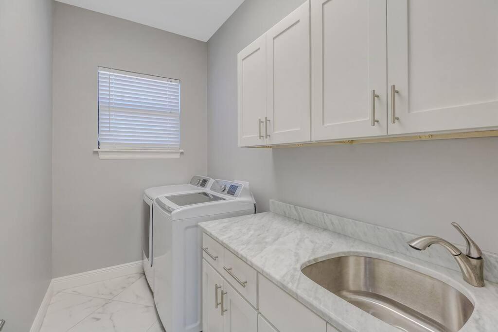 Luxe Home! Perfect For The Whole Family * Naples