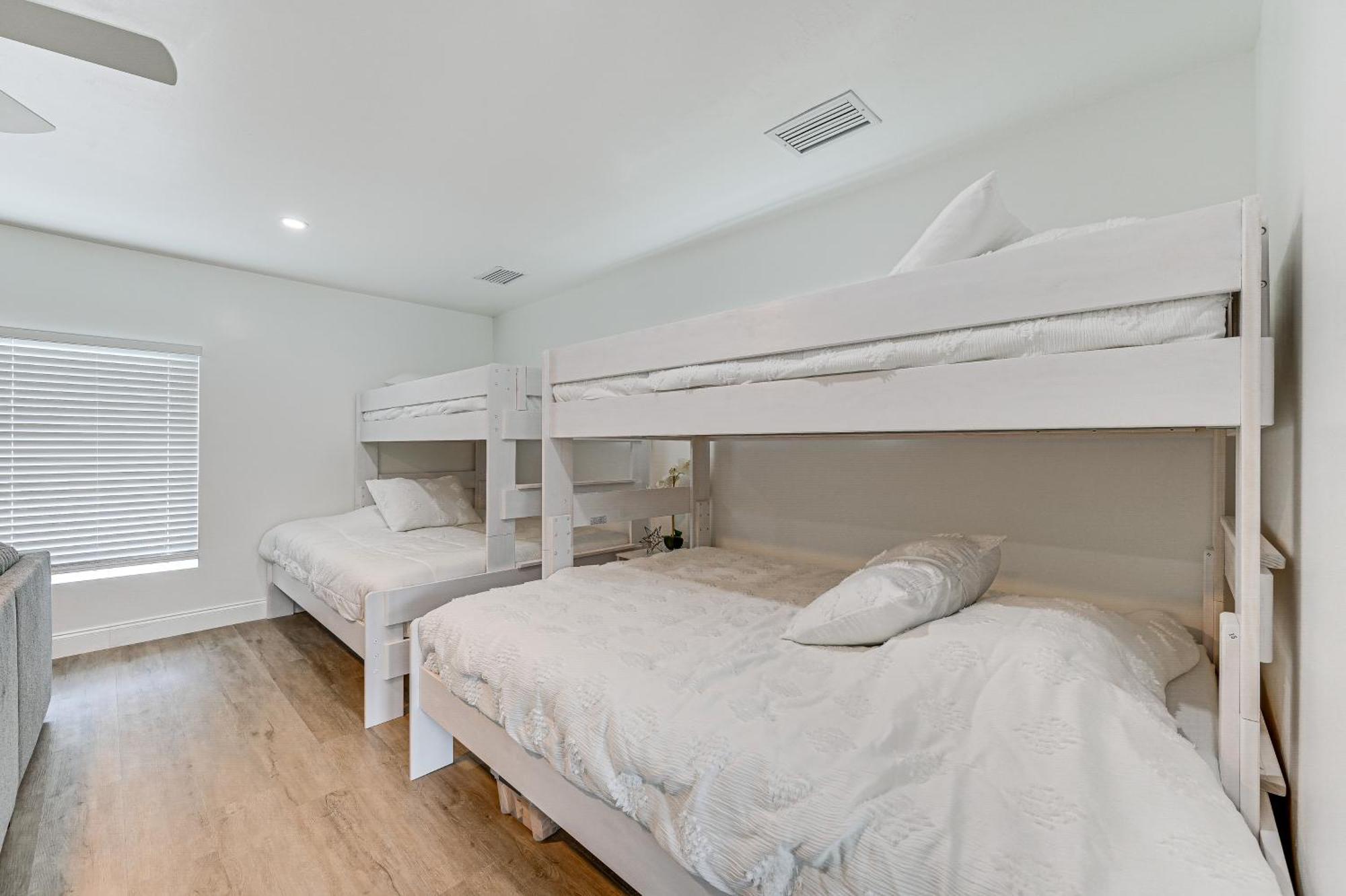 Holiday home Escape With Furnished Patio And Private Pool!