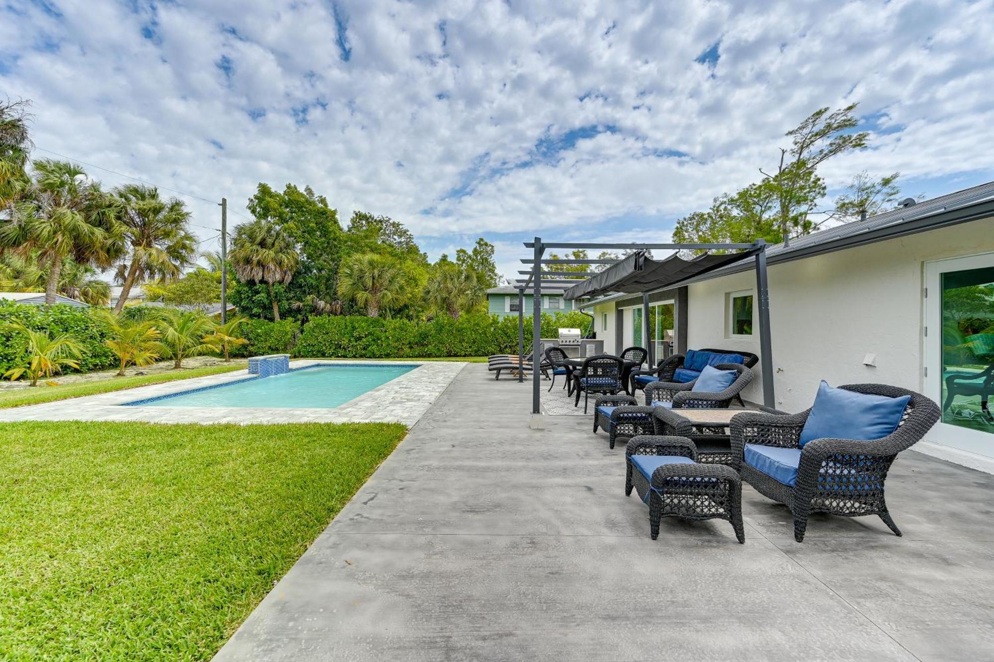 Holiday home Escape With Furnished Patio And Private Pool! *