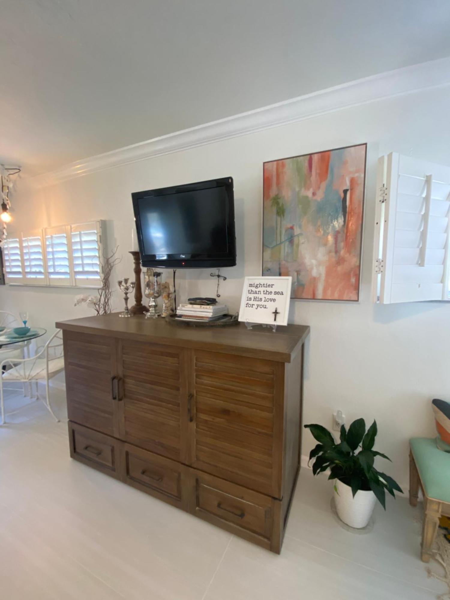 Closest To Vanderbilt Beach, New Remodel, Well Appointed, Bbq, Yard, Very Private Many Extras! Naples
