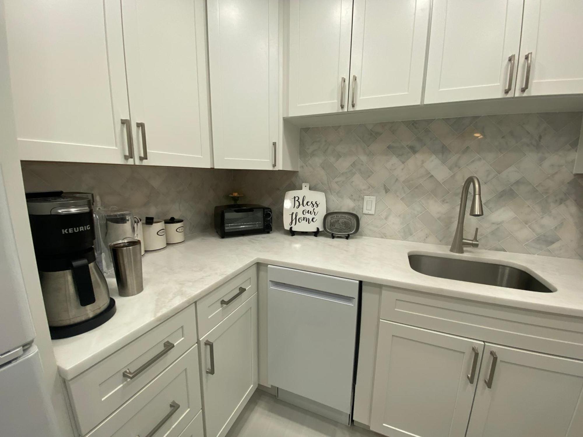 Apartment Closest 1br To Vanderbilt Beach, Full Kitchen With Dishwasher, New! *