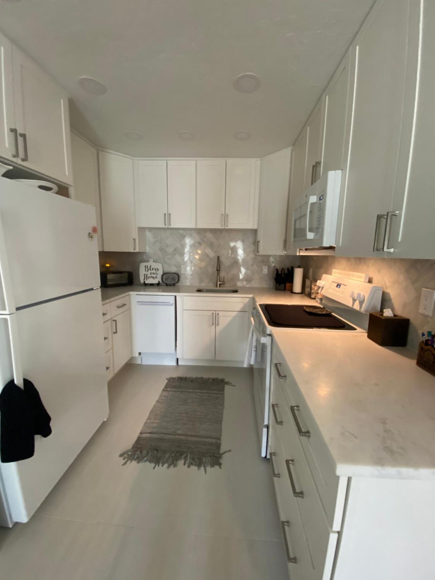 Apartment Closest 1br To Vanderbilt Beach, Full Kitchen With Dishwasher, New!