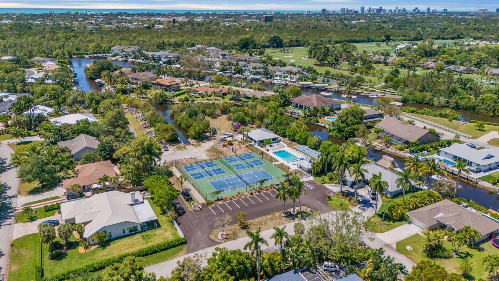 Single Family Pool - Kayak The Gordon River & Be Close To The Beach!