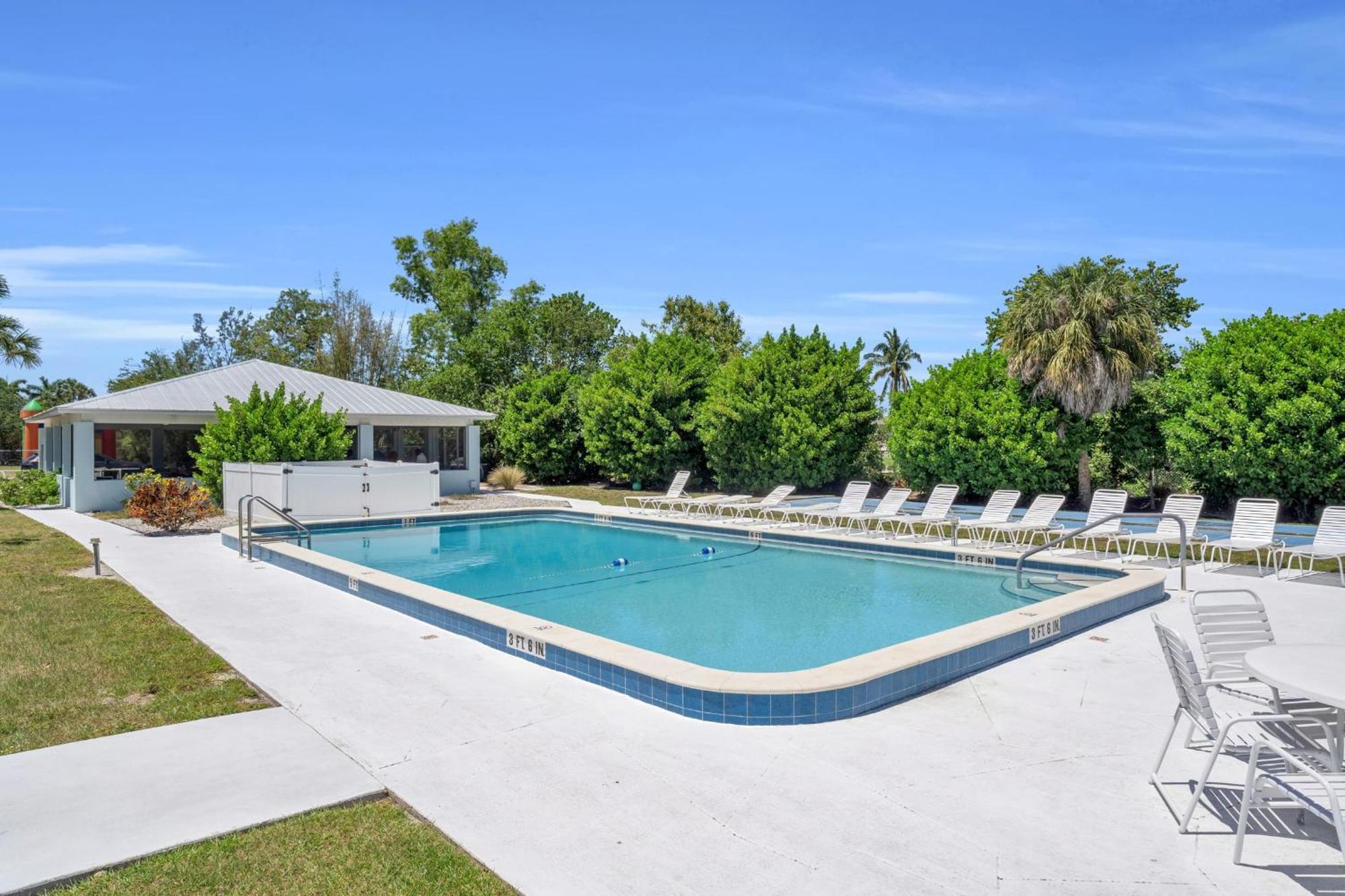 Single Family Pool - Kayak The Gordon River & Be Close To The Beach! Holiday home *