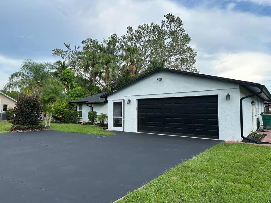 Renovated With Seasonally Heated Pool Naples