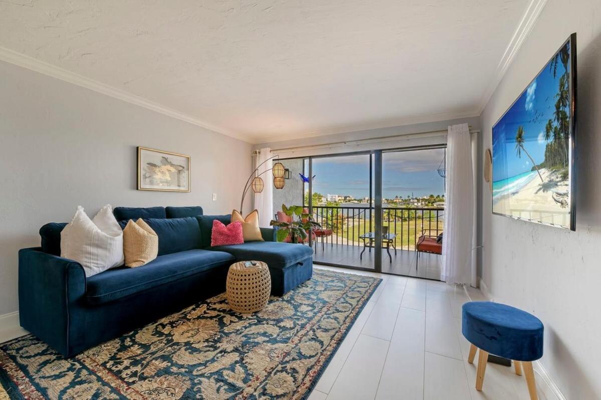 Modern With Pool Steps From Vanderbilt * Naples