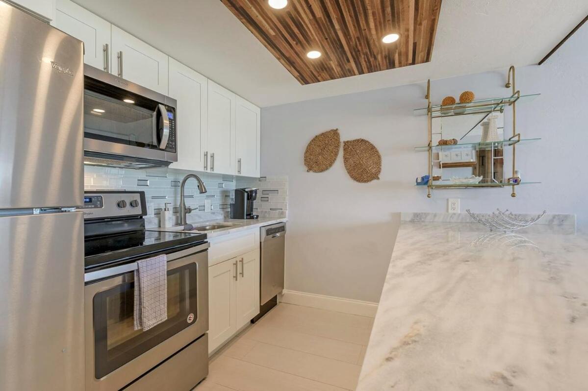 Modern With Pool Steps From Vanderbilt * Naples