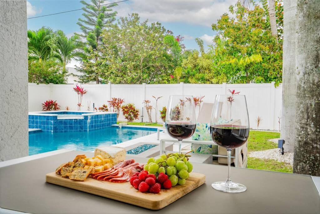 Close2beach, Sleeps 11, Pool, Firepit, Bikes, Patio * Naples