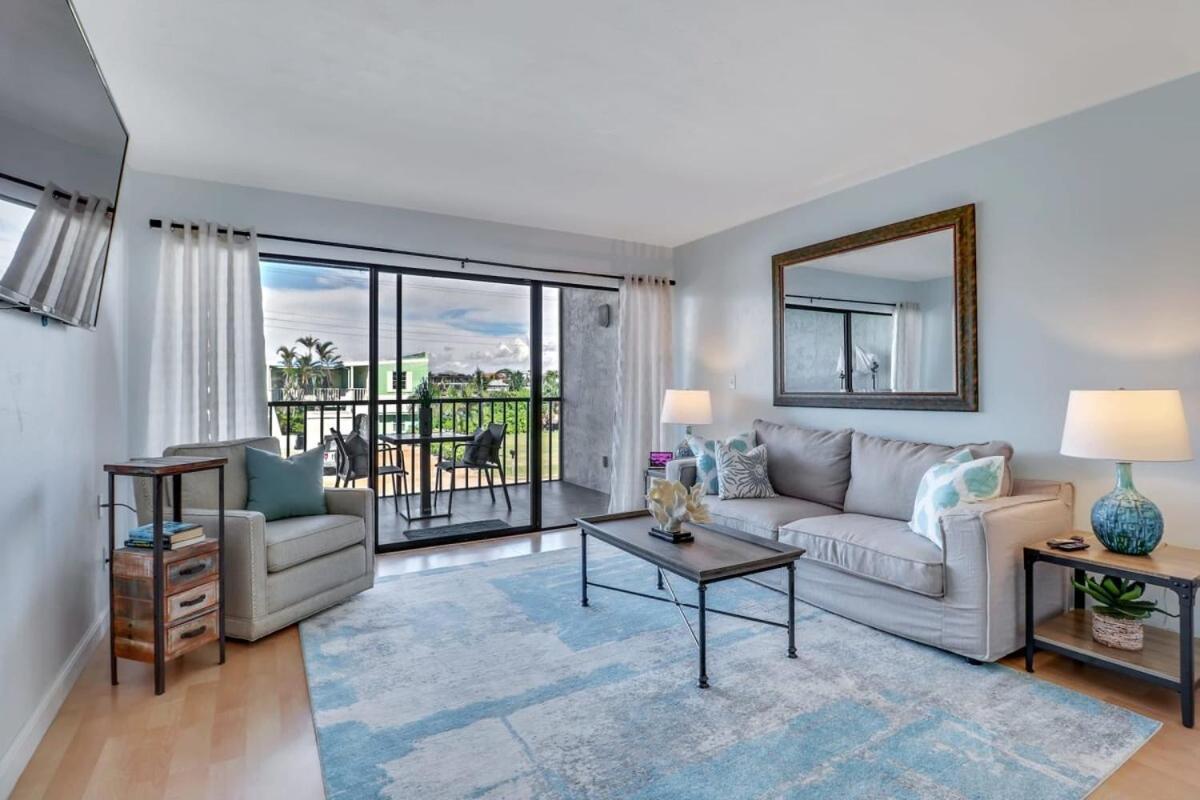Cozy With Pool Steps From Vanderbilt Holiday home Naples
