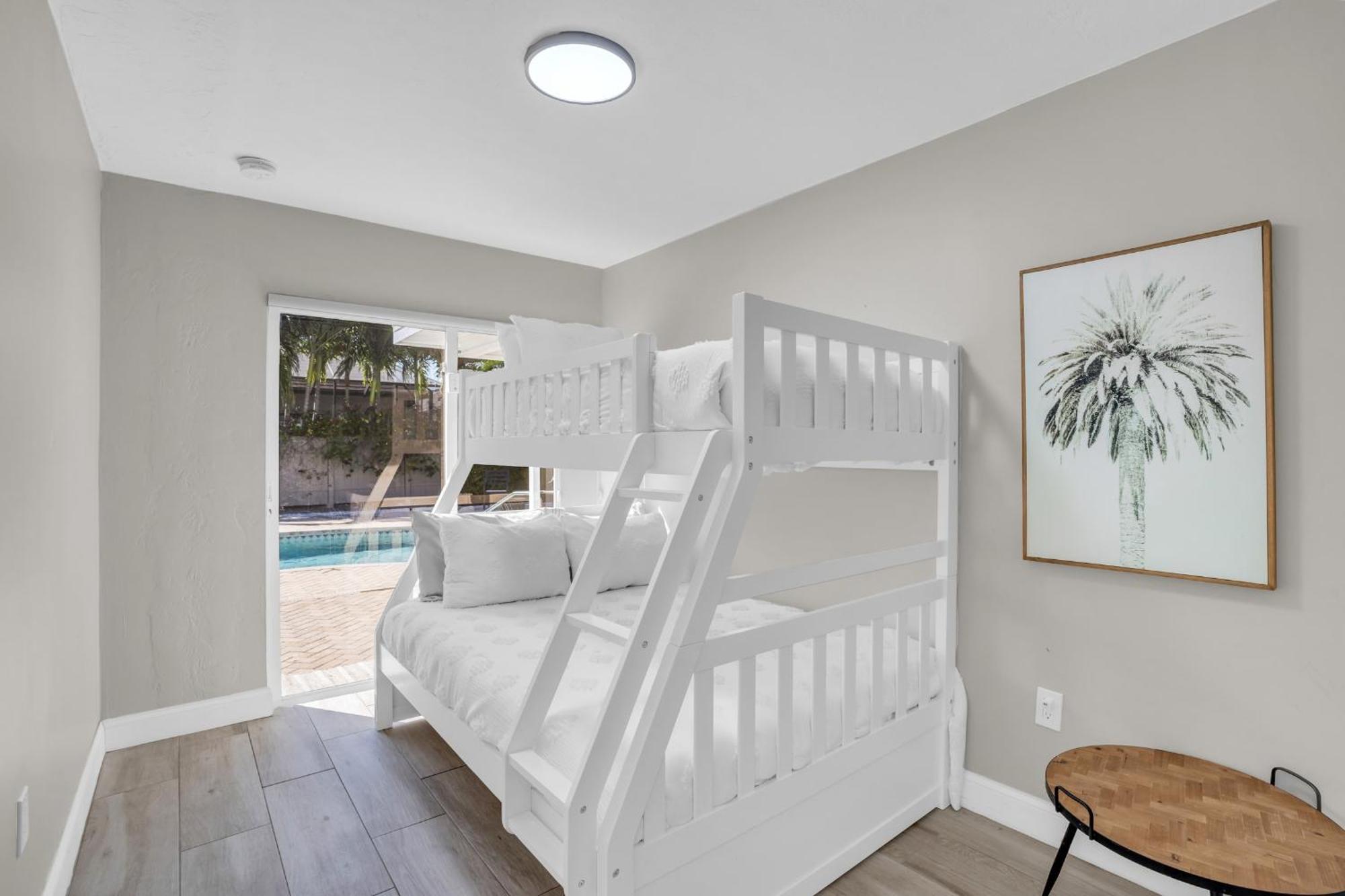 Holiday home Relax Poolside & Walk Or Bike To The From Amazing Pool Home! *