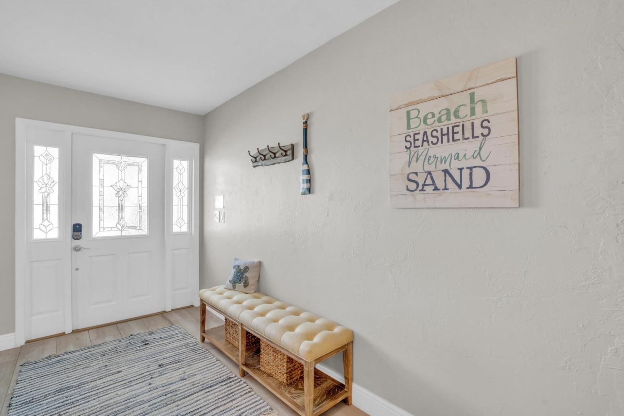 Relax Poolside & Walk Or Bike To The From Amazing Pool Home!