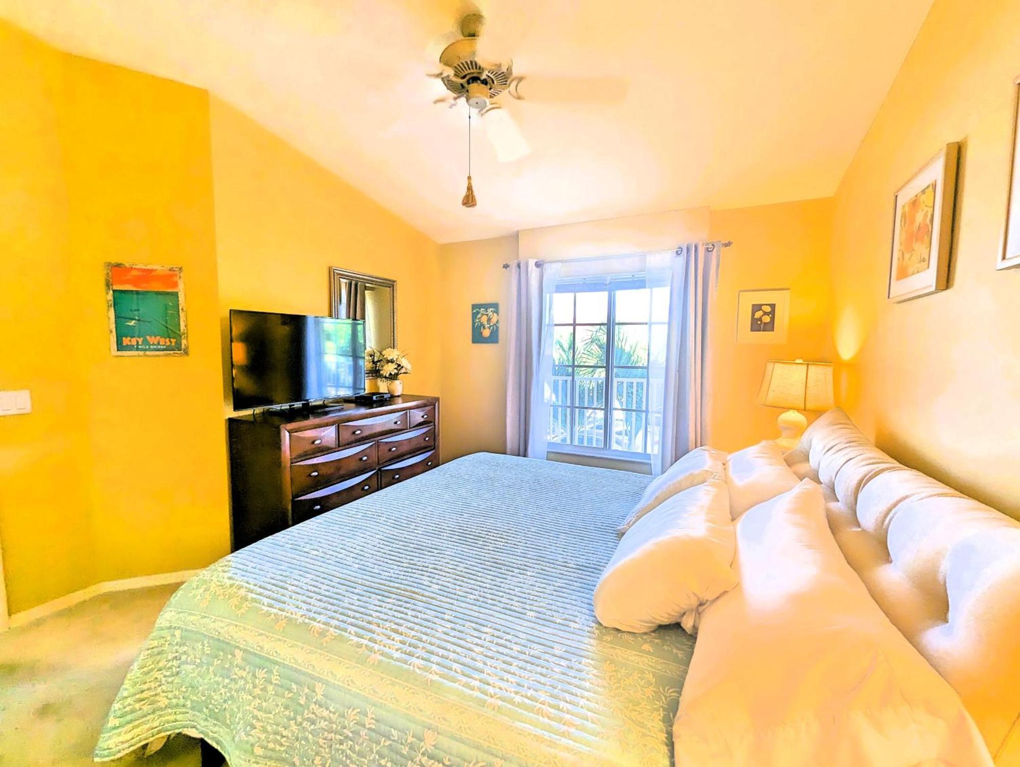 Private Golf Club Condo, Membership Available! * Naples