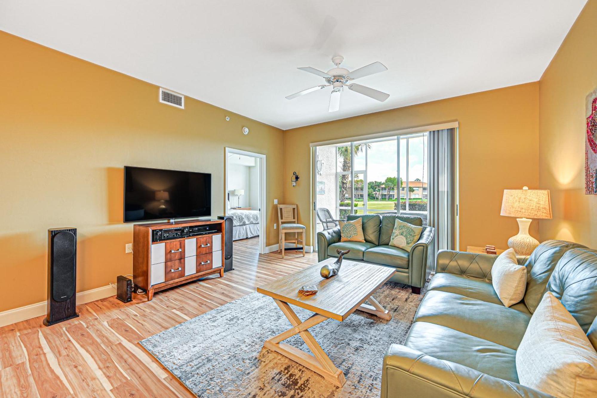 Townhome With Screened Patio! Holiday home