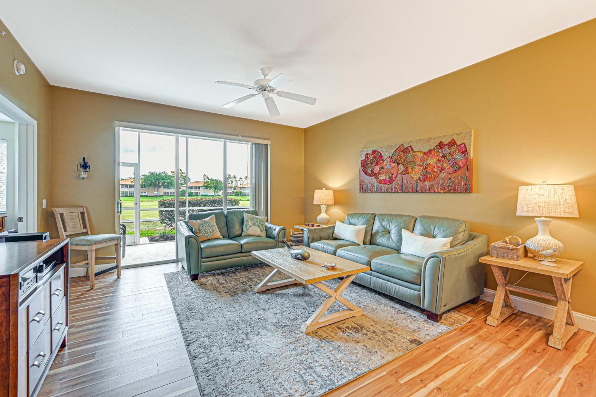 Townhome With Screened Patio! Holiday home