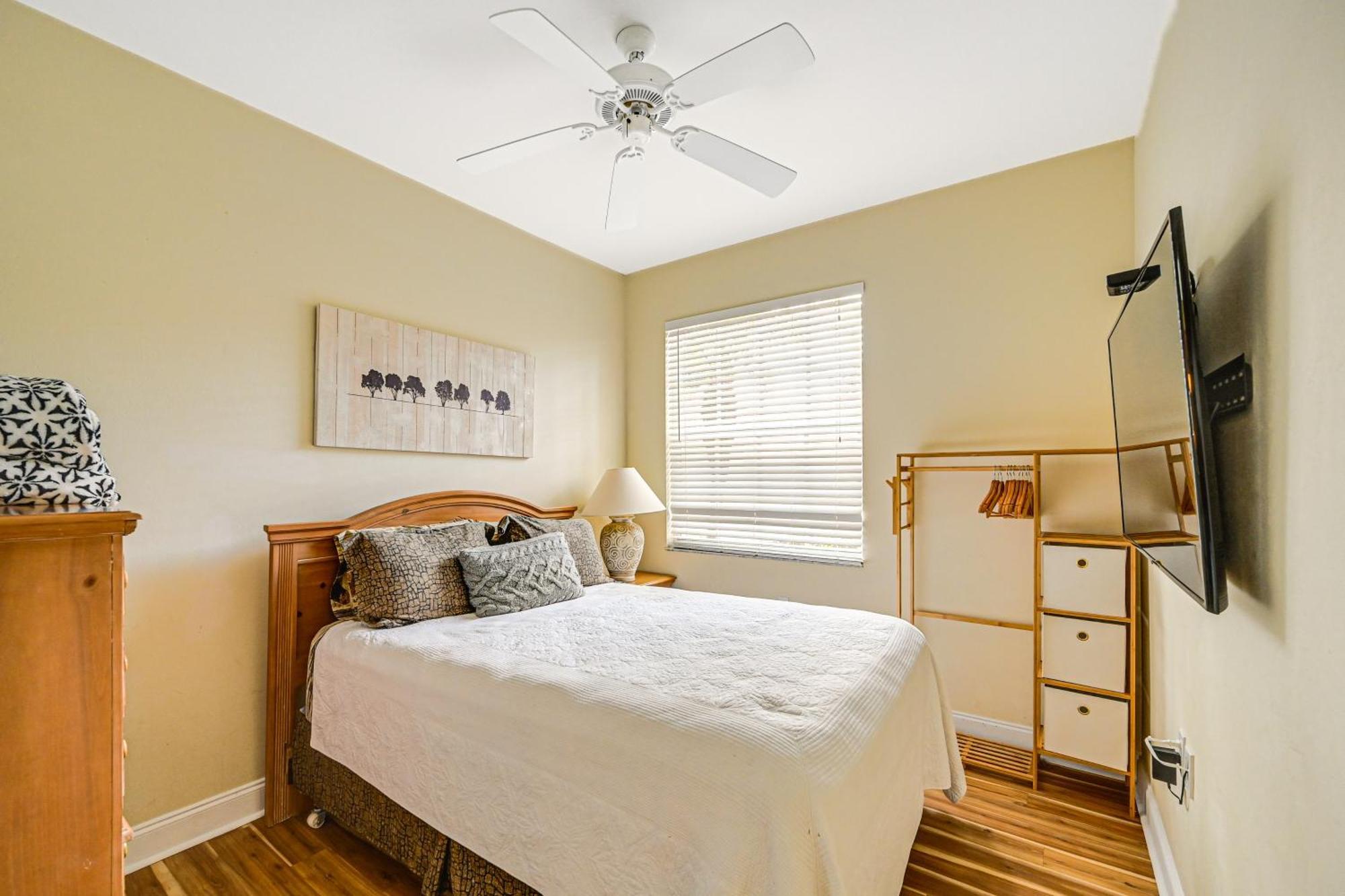 Townhome With Screened Patio! * Naples