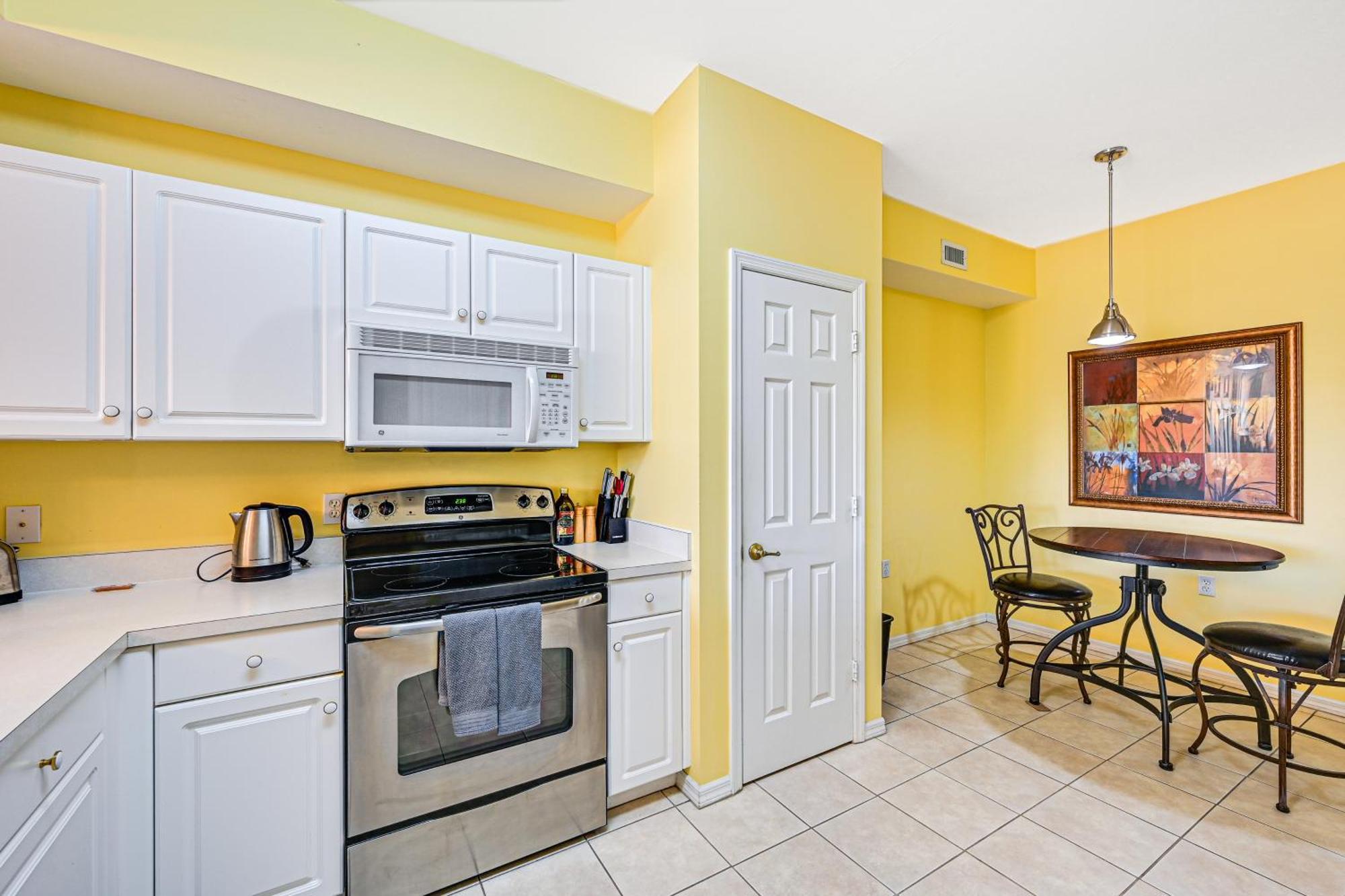 Townhome With Screened Patio! Holiday home