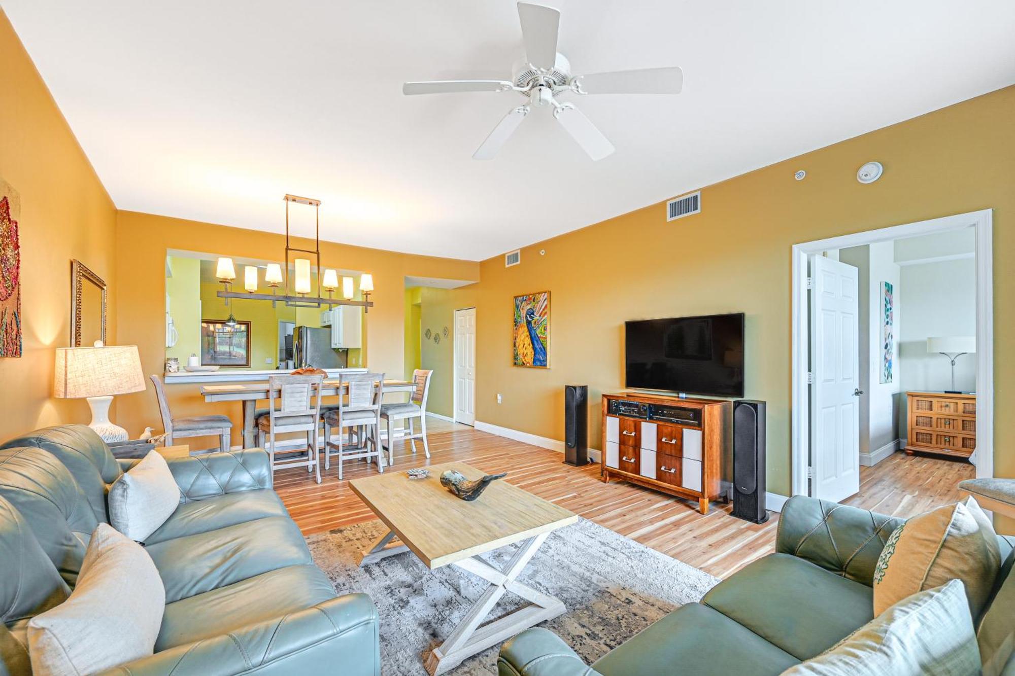 Townhome With Screened Patio! Holiday home