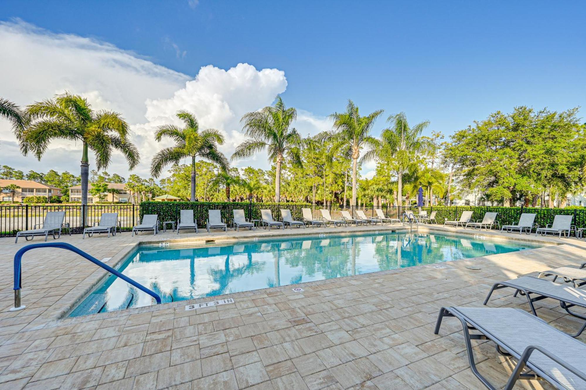 Townhome With Screened Patio!