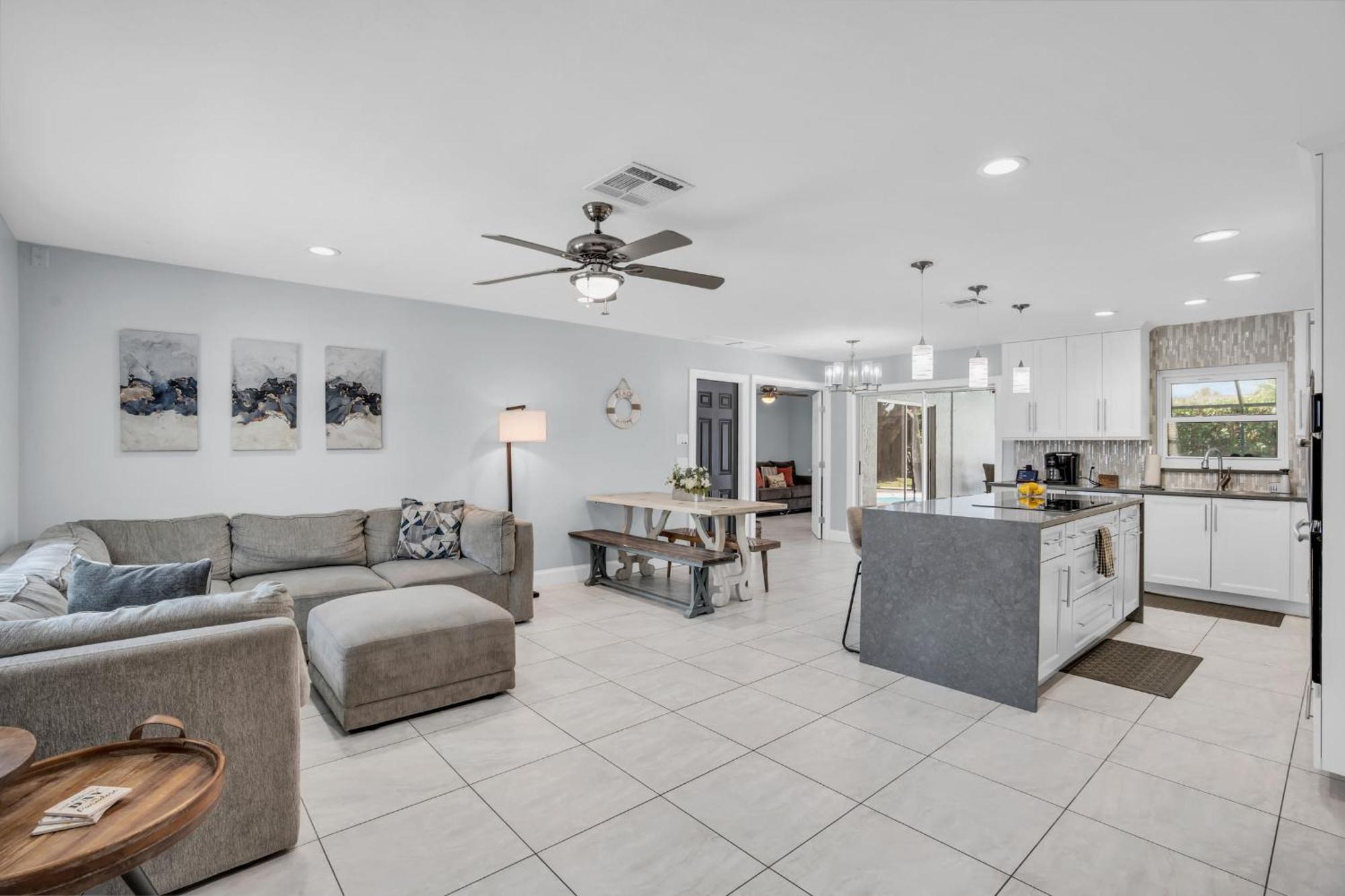 Salt Water Heated Pool With A Tiki Bar, A Garage Game And 4 Bikes * Naples