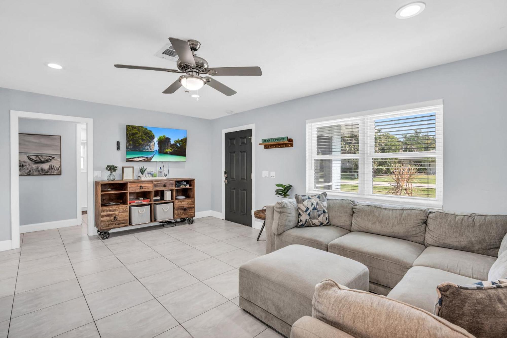 Salt Water Heated Pool With A Tiki Bar, A Garage Game And 4 Bikes Holiday home Naples