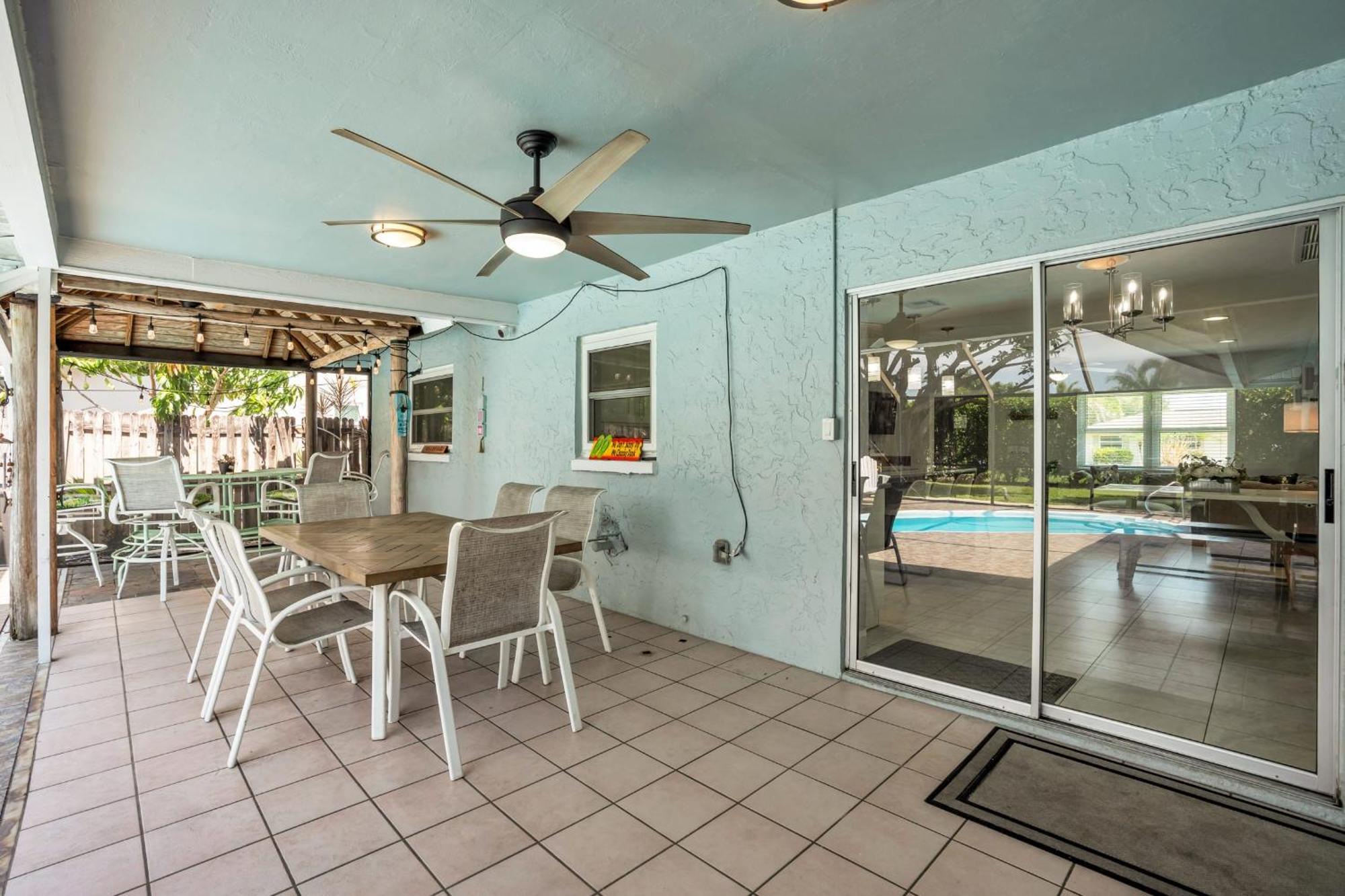 Holiday home Salt Water Heated Pool With A Tiki Bar, A Garage Game And 4 Bikes Naples