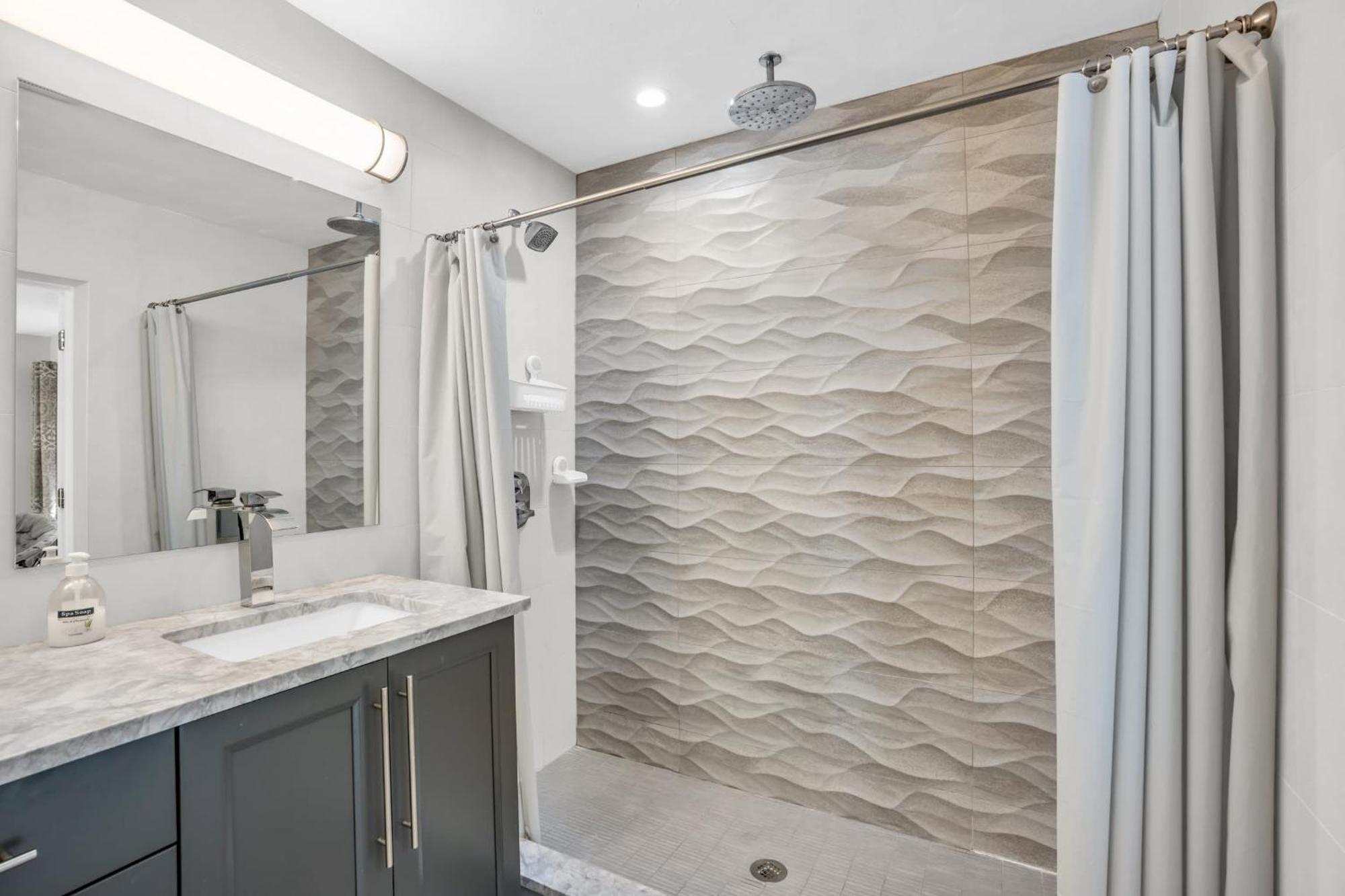 Salt Water Heated Pool With A Tiki Bar, A Garage Game And 4 Bikes Holiday home *