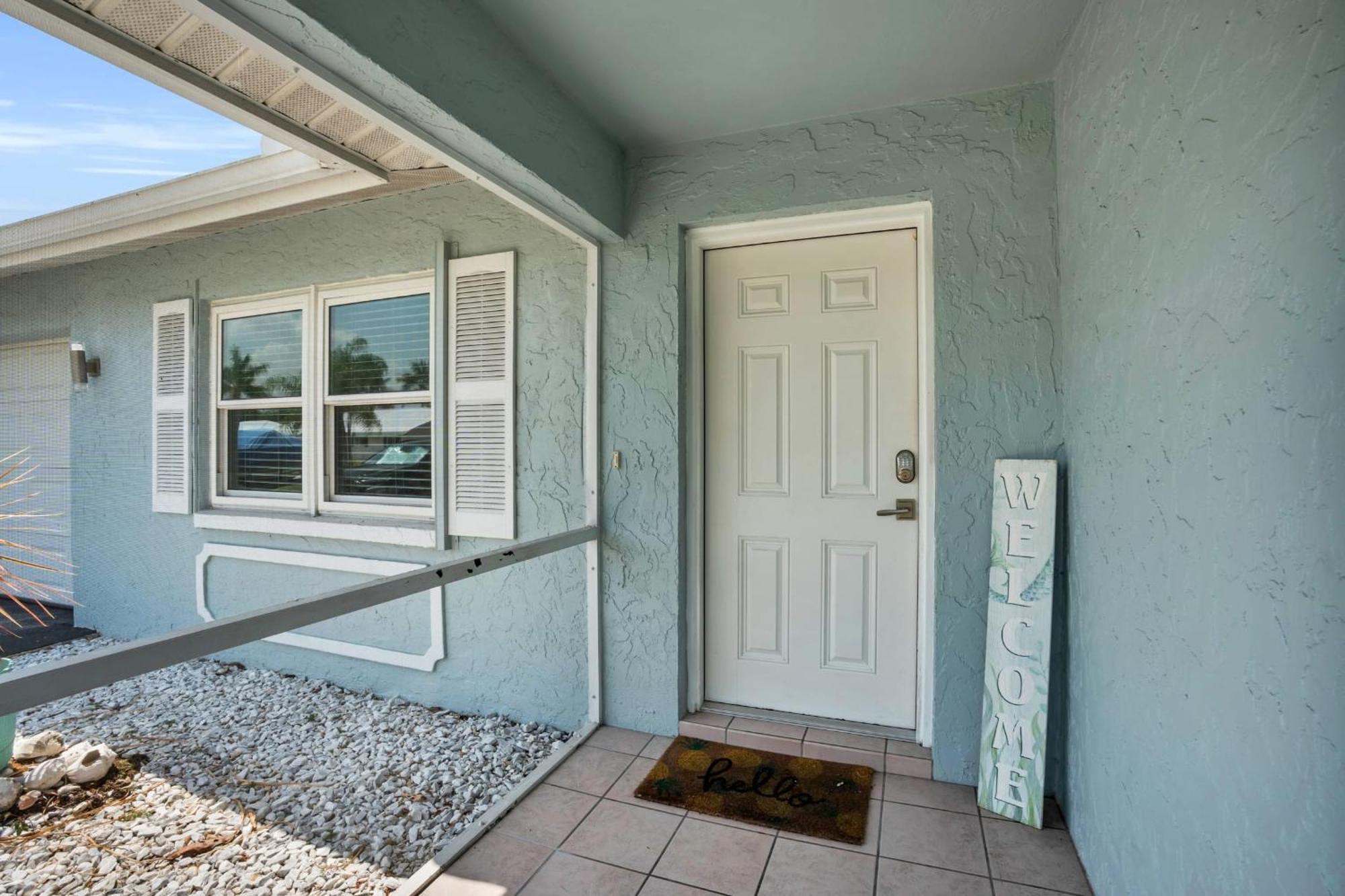 Salt Water Heated Pool With A Tiki Bar, A Garage Game And 4 Bikes * Naples