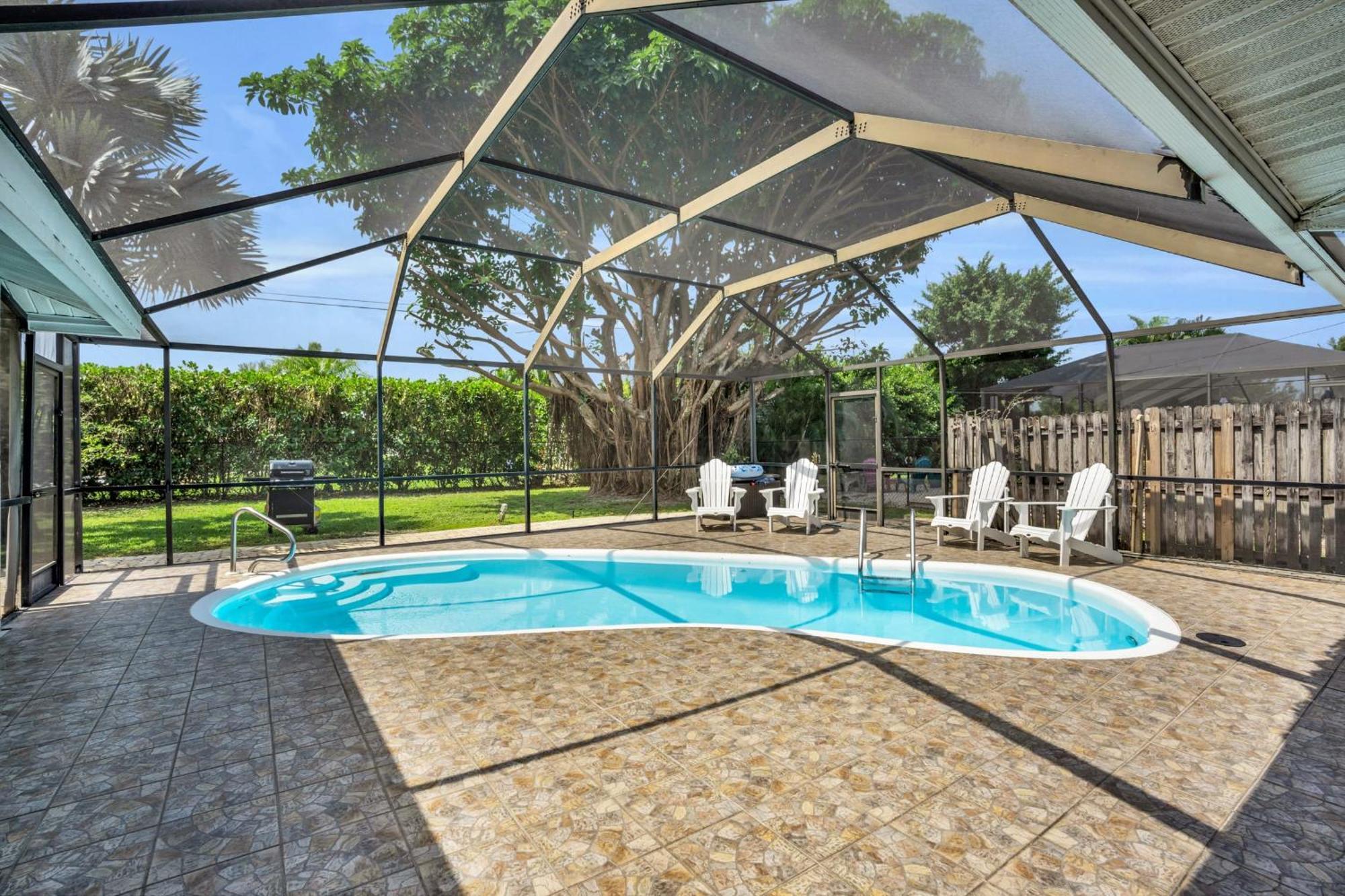 Salt Water Heated Pool With A Tiki Bar, A Garage Game And 4 Bikes