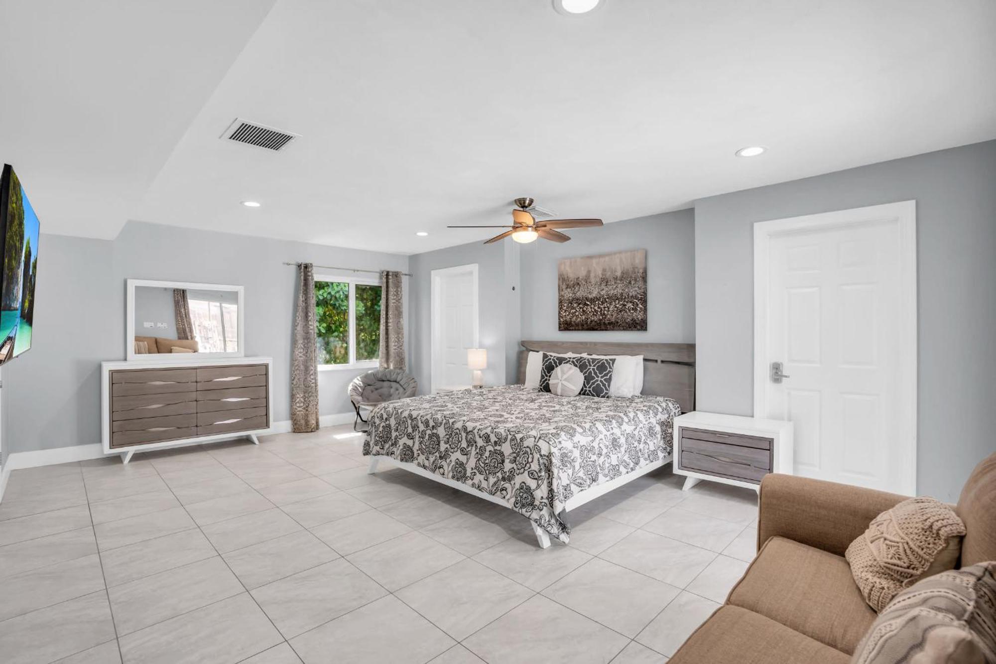 Salt Water Heated Pool With A Tiki Bar, A Garage Game And 4 Bikes Holiday home Naples