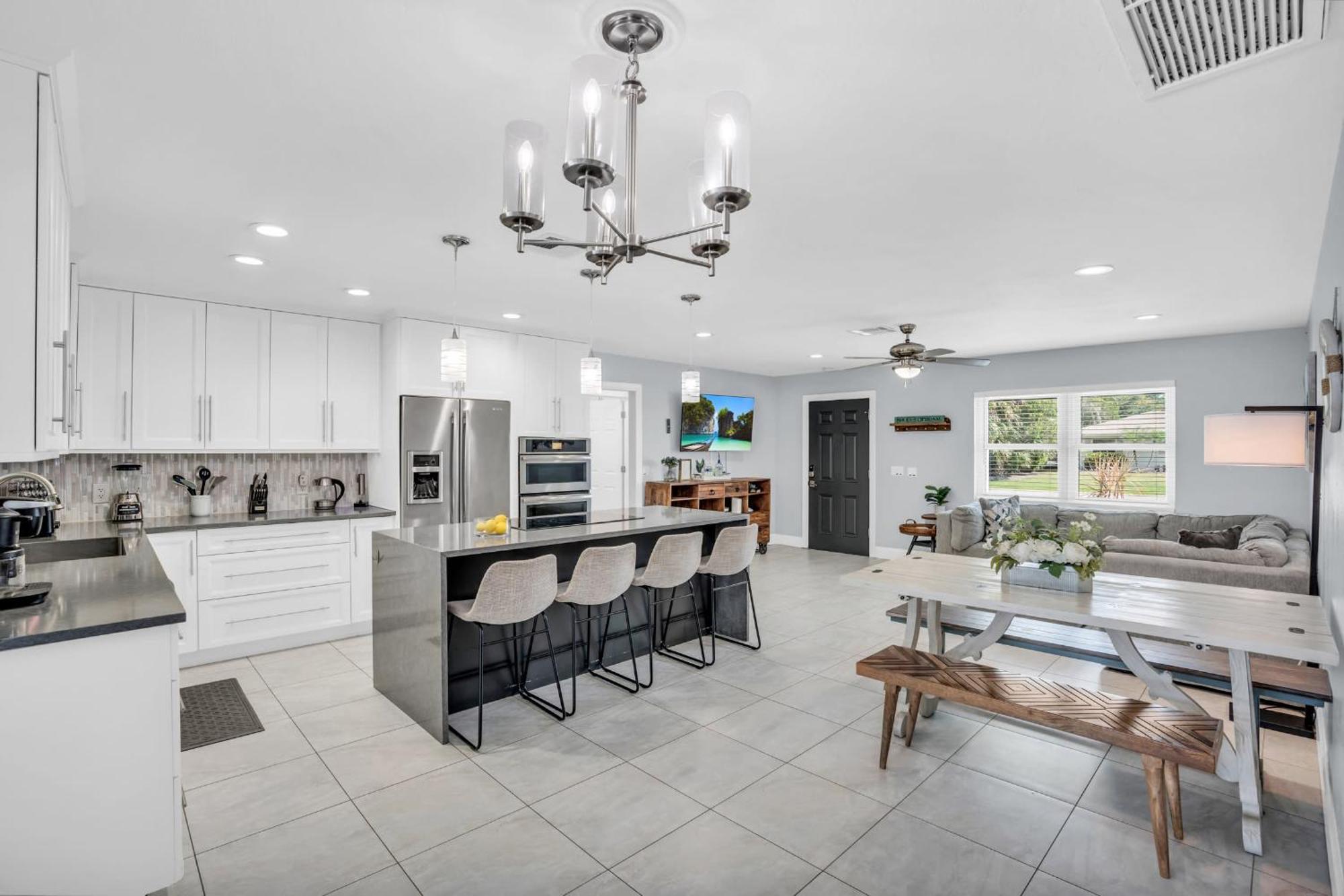Salt Water Heated Pool With A Tiki Bar, A Garage Game And 4 Bikes Naples
